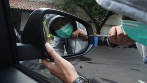 Ilustrasi perampokan pengendara mobil. Foto: Aditia Noviansyah/kumparan
