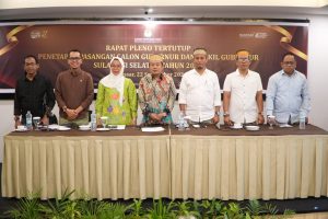Ketua KPU Sulsel Hasbullah (tengah) didampingi anggotanya Tarrif (tiga kiri) Upi Hastati (tiga kanan), Romi Harminto (dua kanan), Ahmad Adiwijaya (dua kiri) Hasruddin Husain (kanan) dan Marzuki Kadir (kiri) saat rapat pleno tertutup penetapan dua pasangan calon Gubernur dan Wakil Gubernur Sulsel di Hotel Claro Makassar, Sulawesi Selatan, Minggu (22/9/2024).