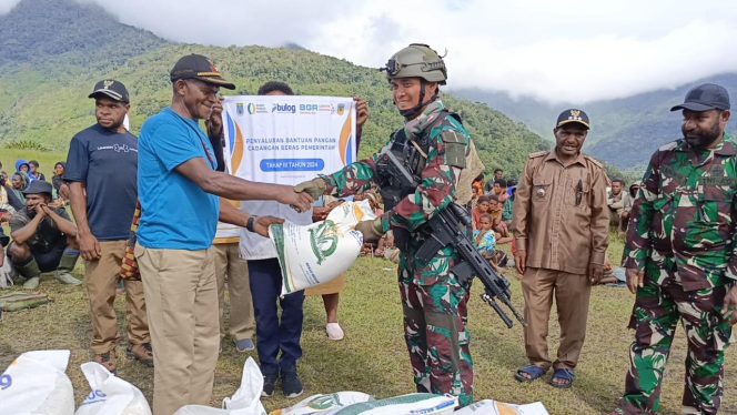 
					Masyarakat Kiwirok Pegunungan Bintang Sambut dengan Penuh Senyuman Kedatangan Satgas Yonif 512/QY
