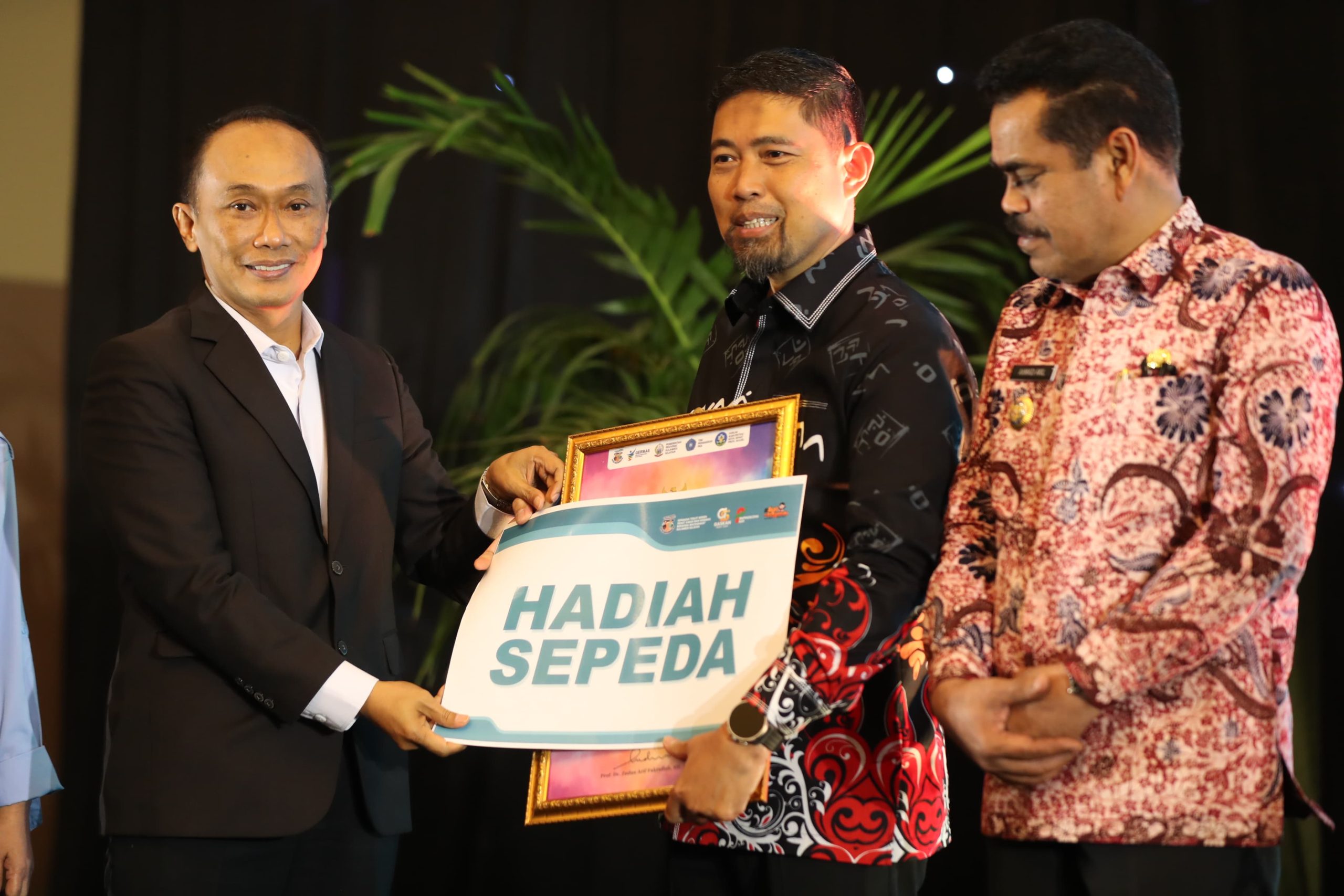 Pjs. Wali Kota Makassar Terima Penghargaan Gerakan Toilet Bersih oleh Pemprov Sulsel