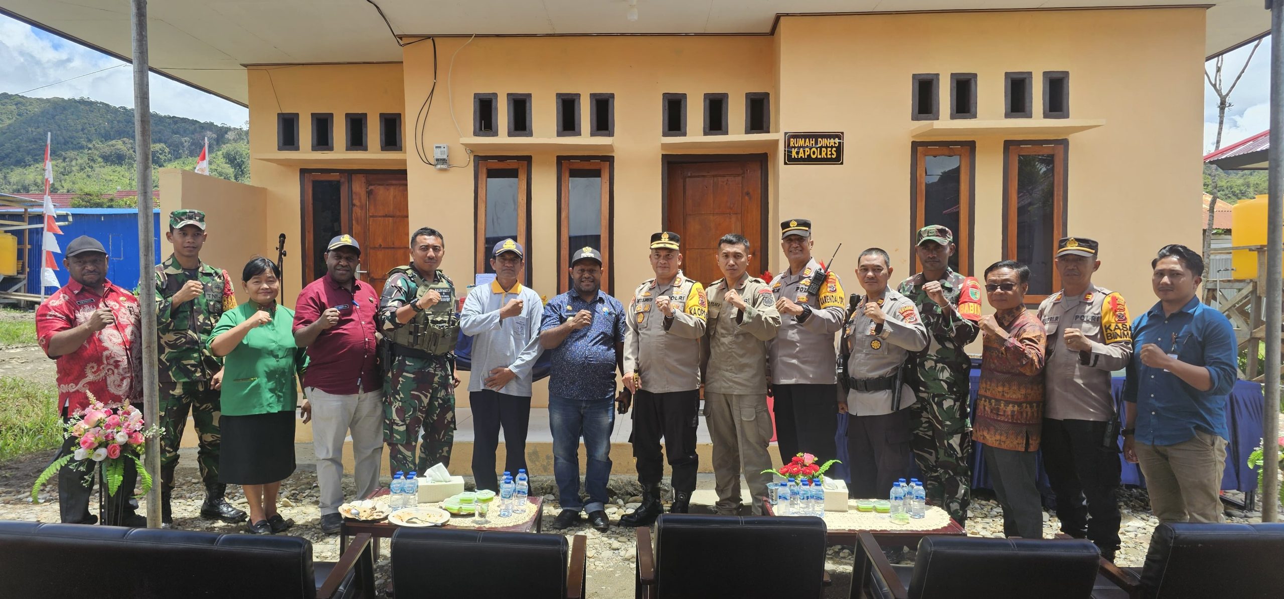 Dansatgas Yonif 512QY bersama PJ Bupati Pengunungan Bintang Hadiri Peresmian Rumah Dinas Polres Pegunungan Bintang dan Peringatan Ulang Tahun Kapolres Pegunungan Bintang.