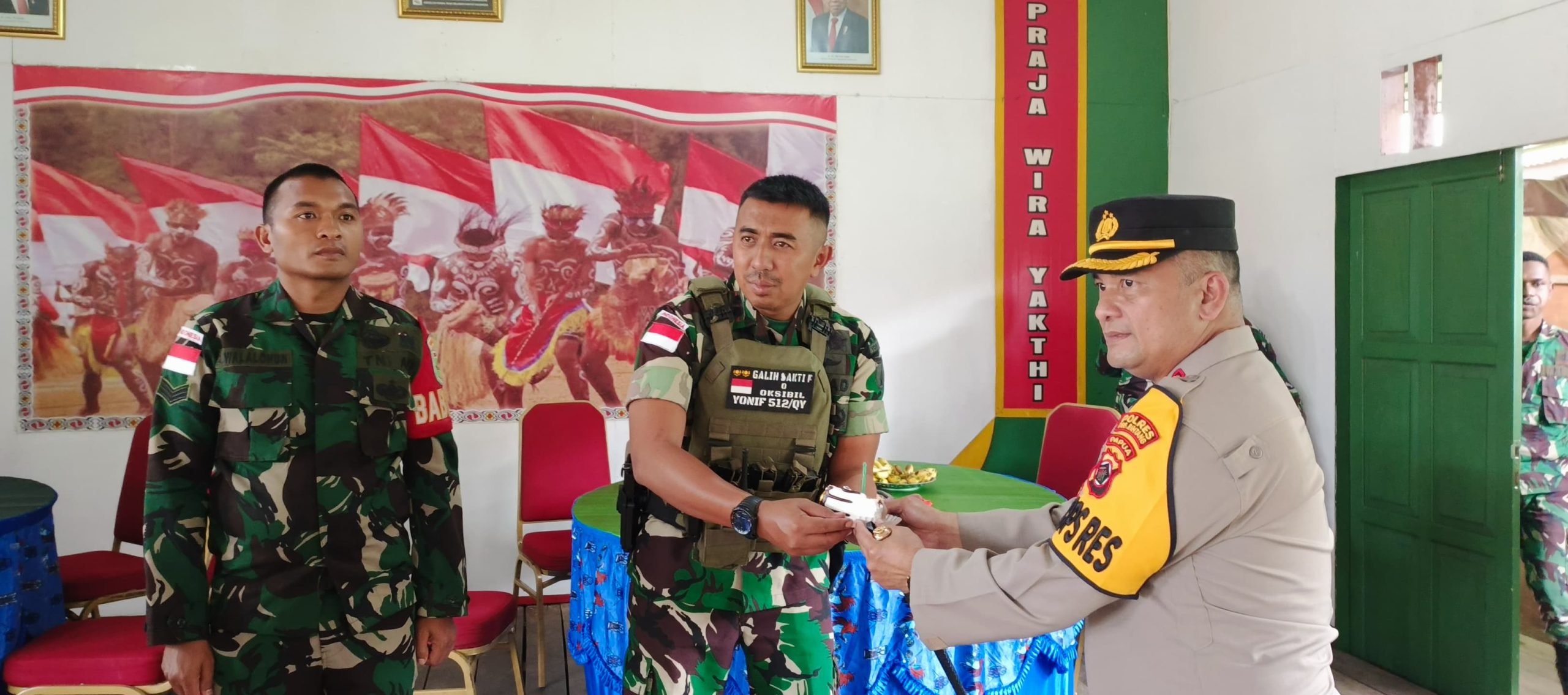 Dansatgas Yonif 512QY Hadiri Syukuran HUT TNI ke-79 di Koramil Oksibil Pegunungan Bintang.