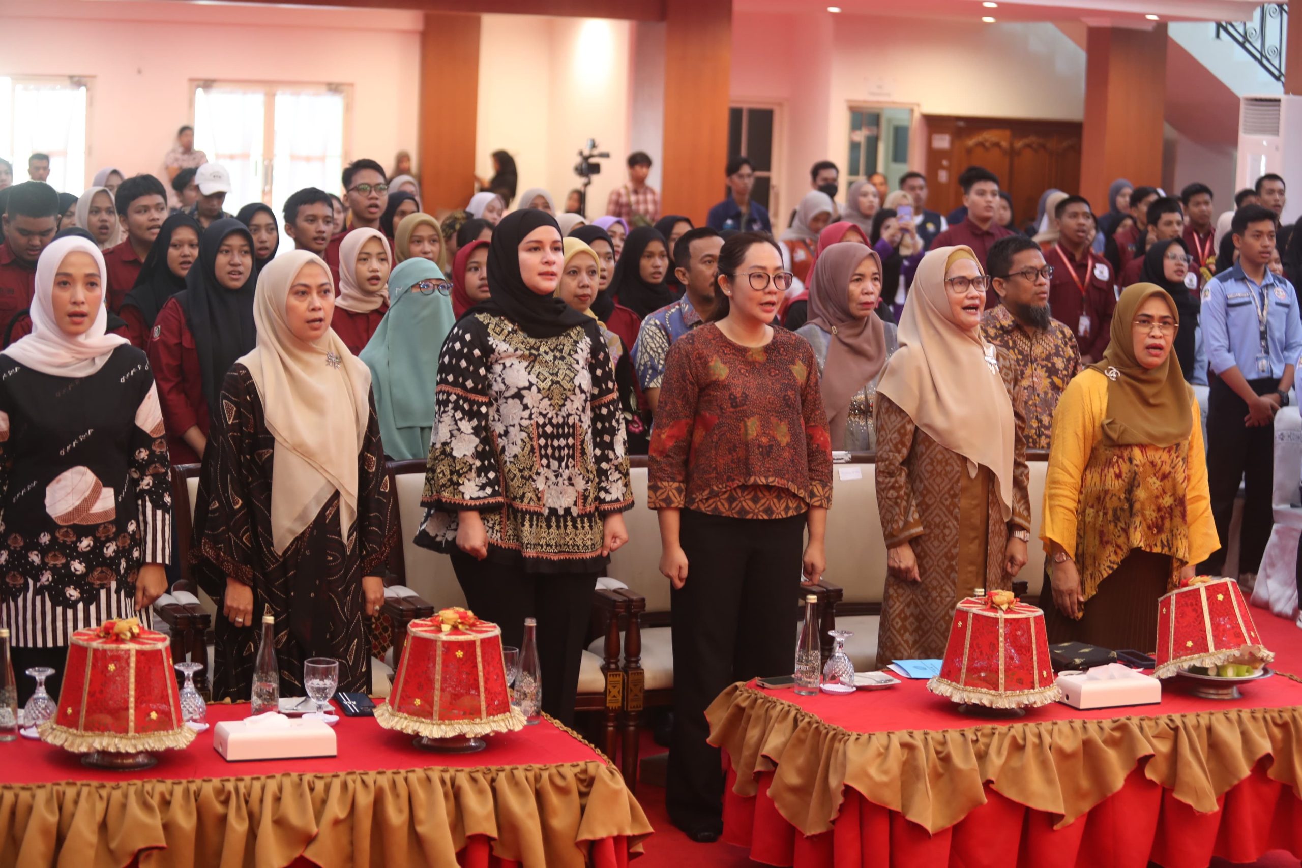 Andi Tenri Anna Dikukuhkan sebagai Bunda Forum Anak Daerah Makassar 2024-2025