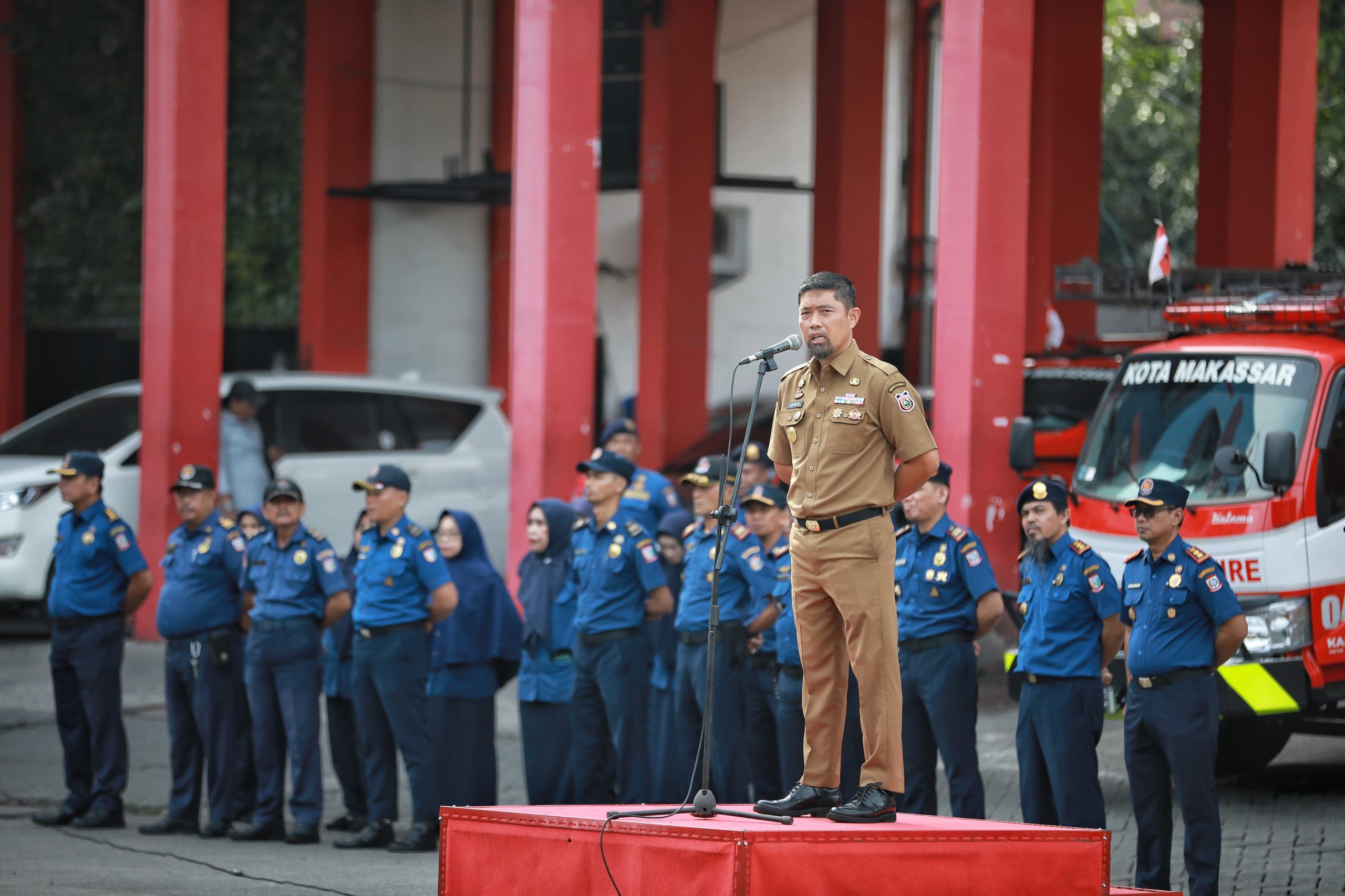 Pjs Wali Kota Makassar Arwin Azis Jadi Pembina Apel Pagi di Dinas Damkar Tegaskan Pentingnya Kesiapsiagaan