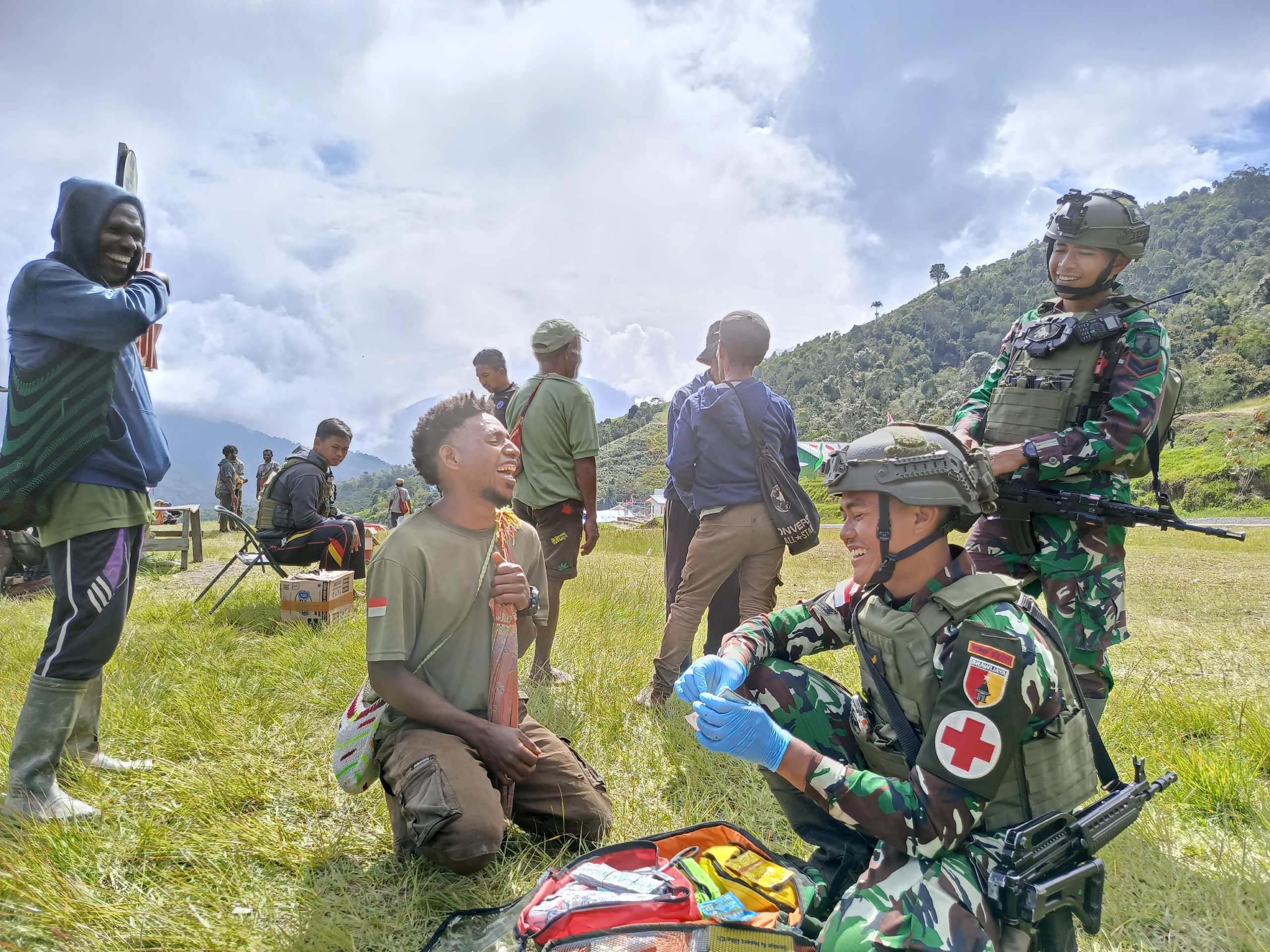 Semakin Dekat dengan Masyarakat, Satgas Yonif 512QY Selalu Ada ditengah Masyarakat.