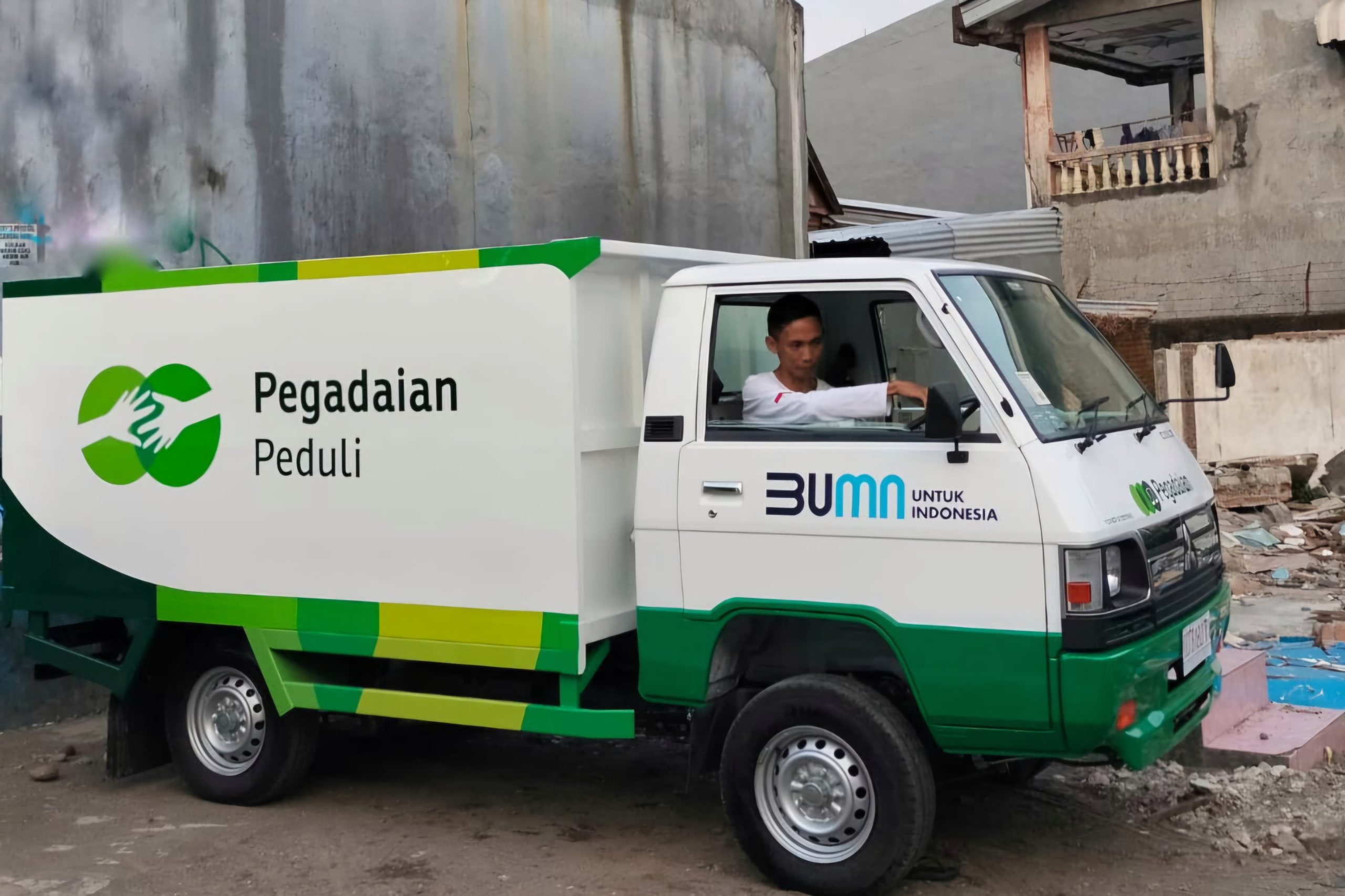 Pegadaian Kanwil Makassar Berikan Bantuan 1 Unit Mobil Pengangkut Sampah Kepada Bank Sampah ASOKA V