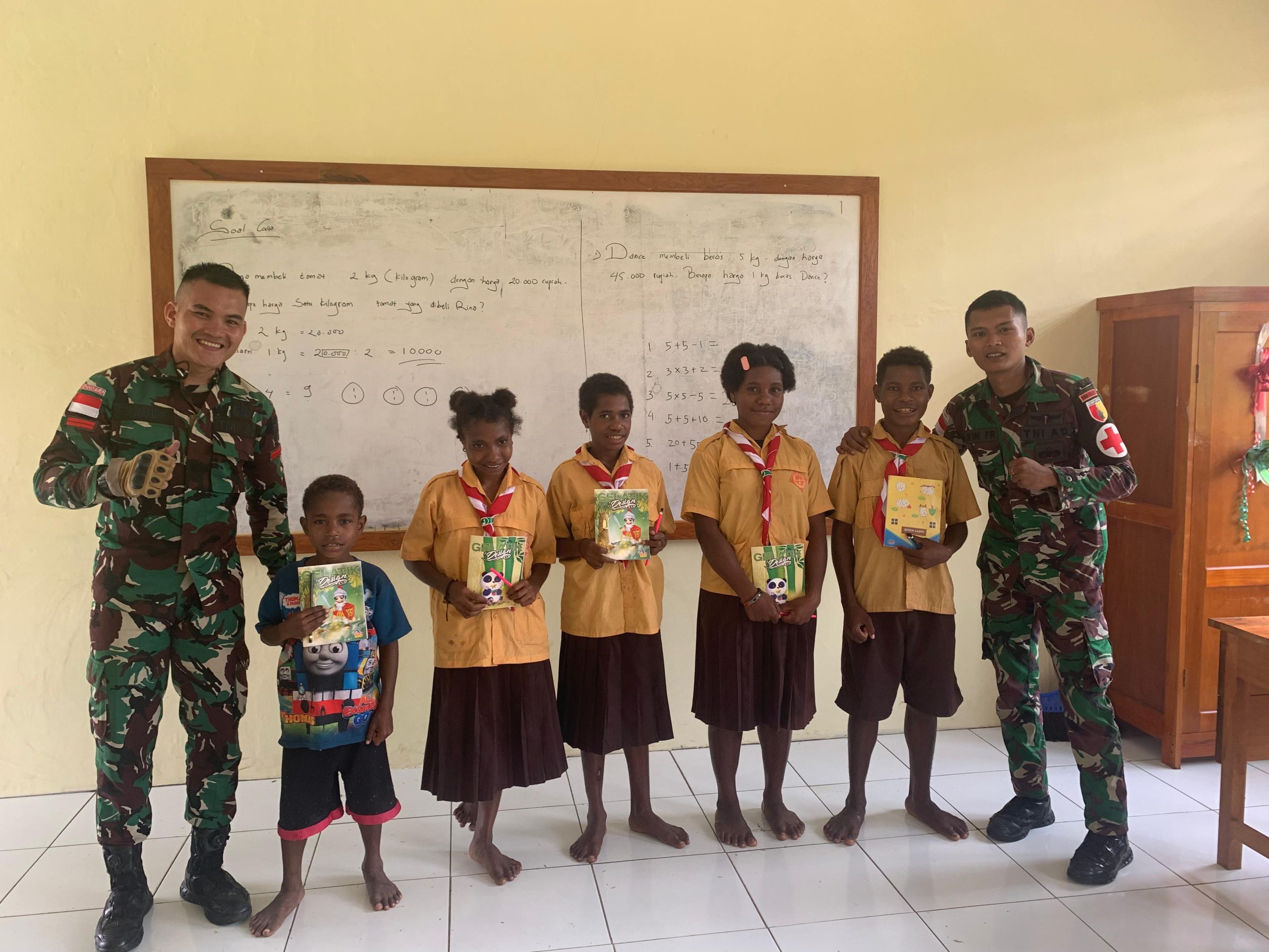 Tingkatkan Budaya Literasi, Satgas Yonif 512QY Bantu Mengajar di SD Inpres Towe Hitam.