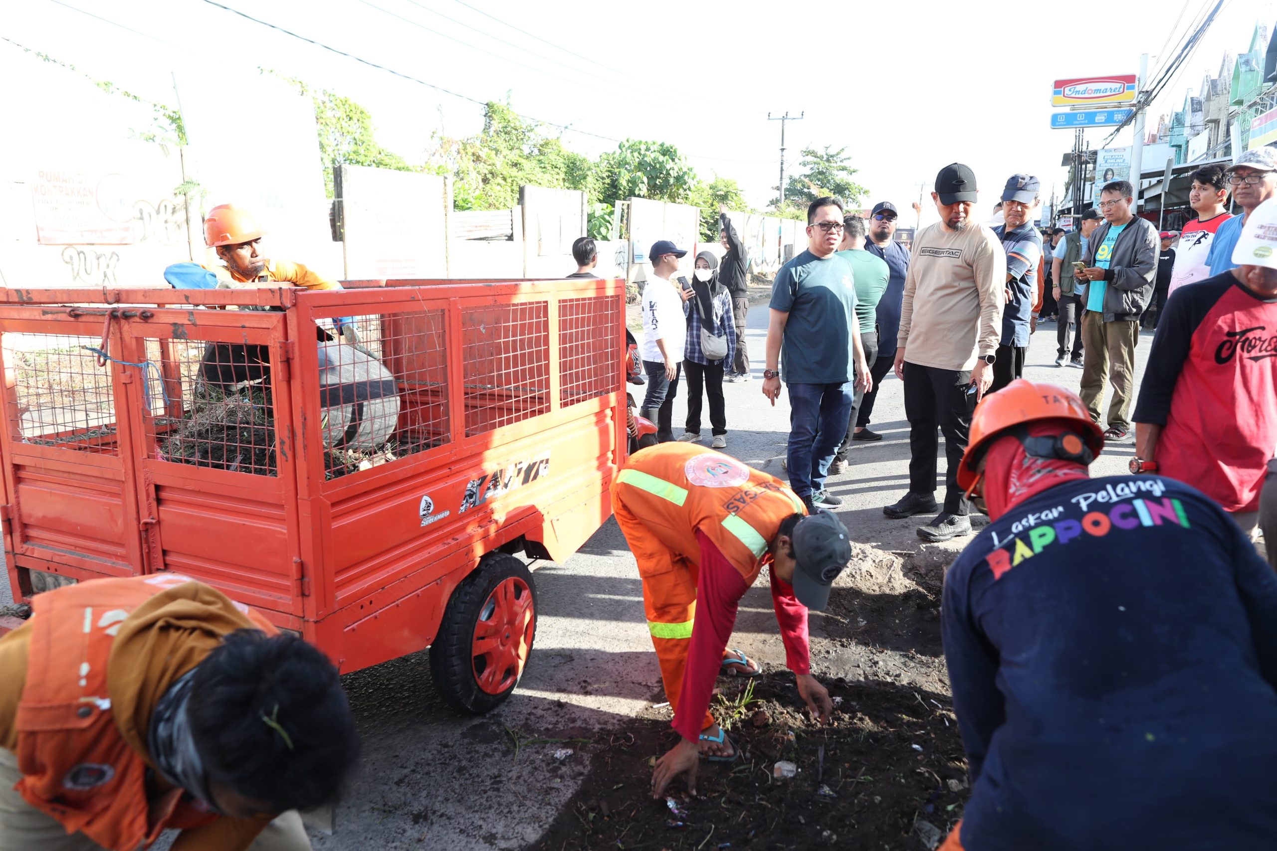 Sabtu Bersih, Pjs Wali Kota Pantau Tiga Kecamatan Mengendarai Scooter Matic