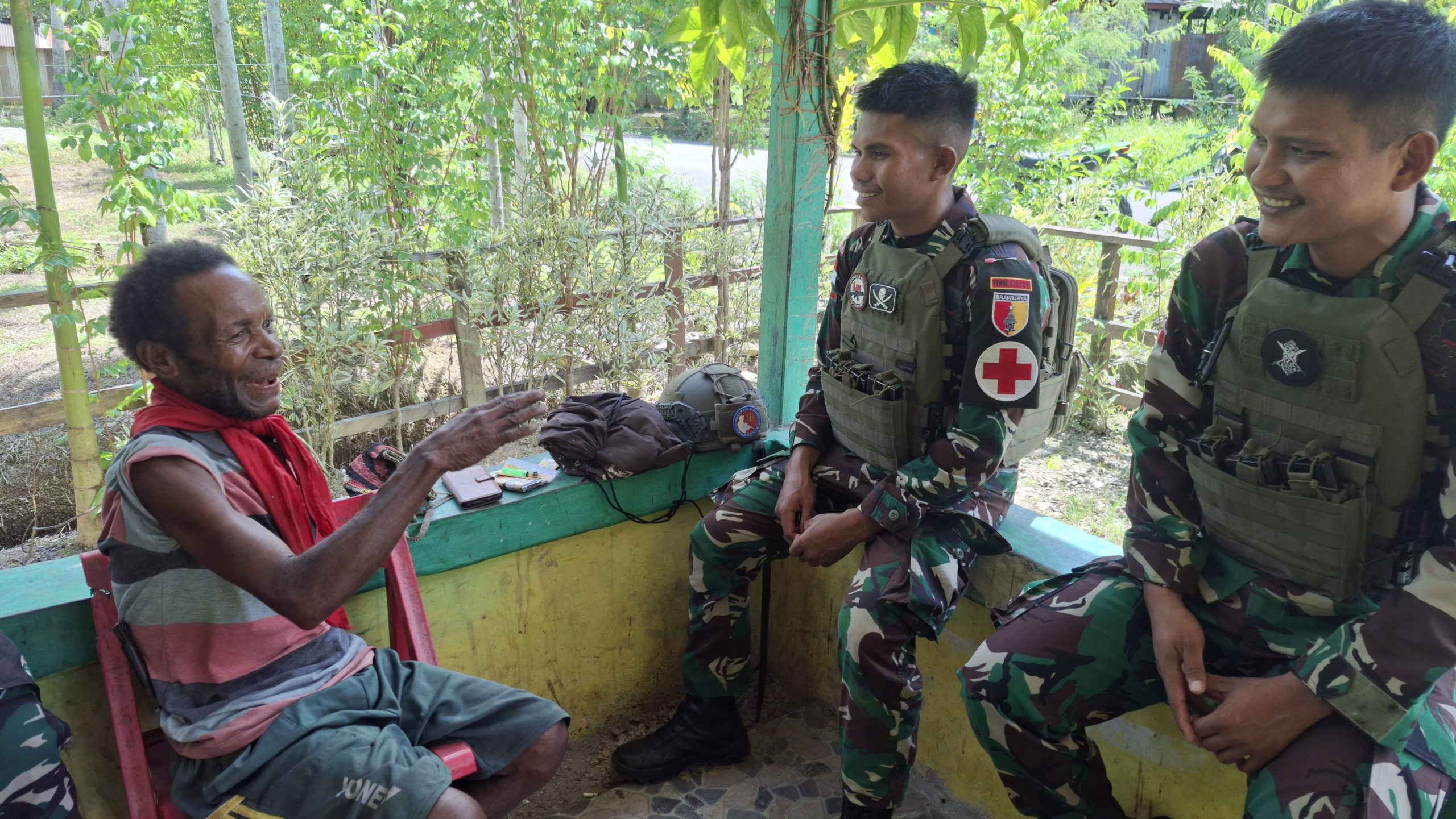 Terus Jalin Silaturahmi, Satgas Yonif 512QY Sambangi Rumah-rumah Warga.