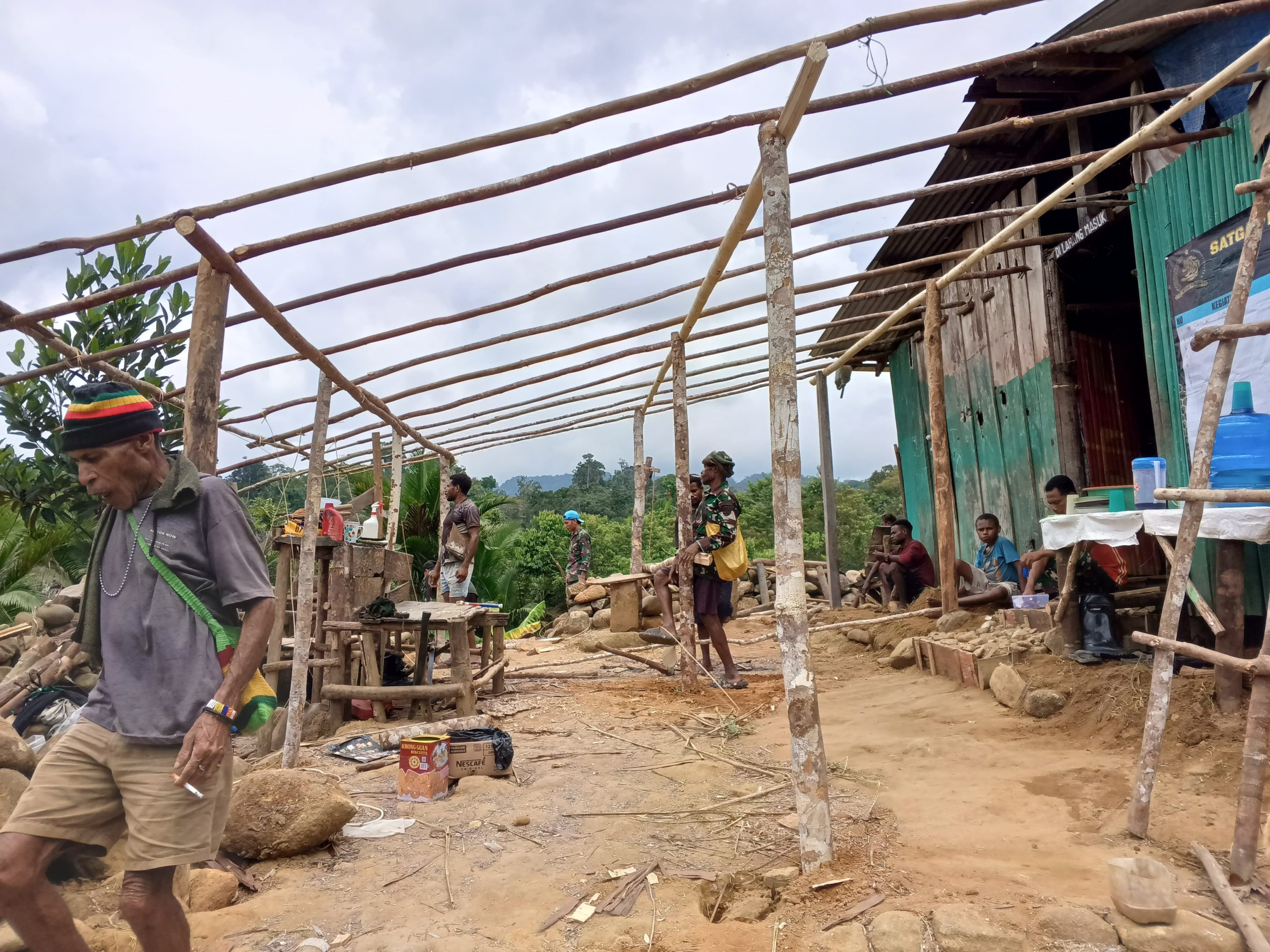 Bersama Masyarakat, Bahu-Membahu Merenovasi Pos Satgas Yonif 512/QY di Kampung Tatakra.