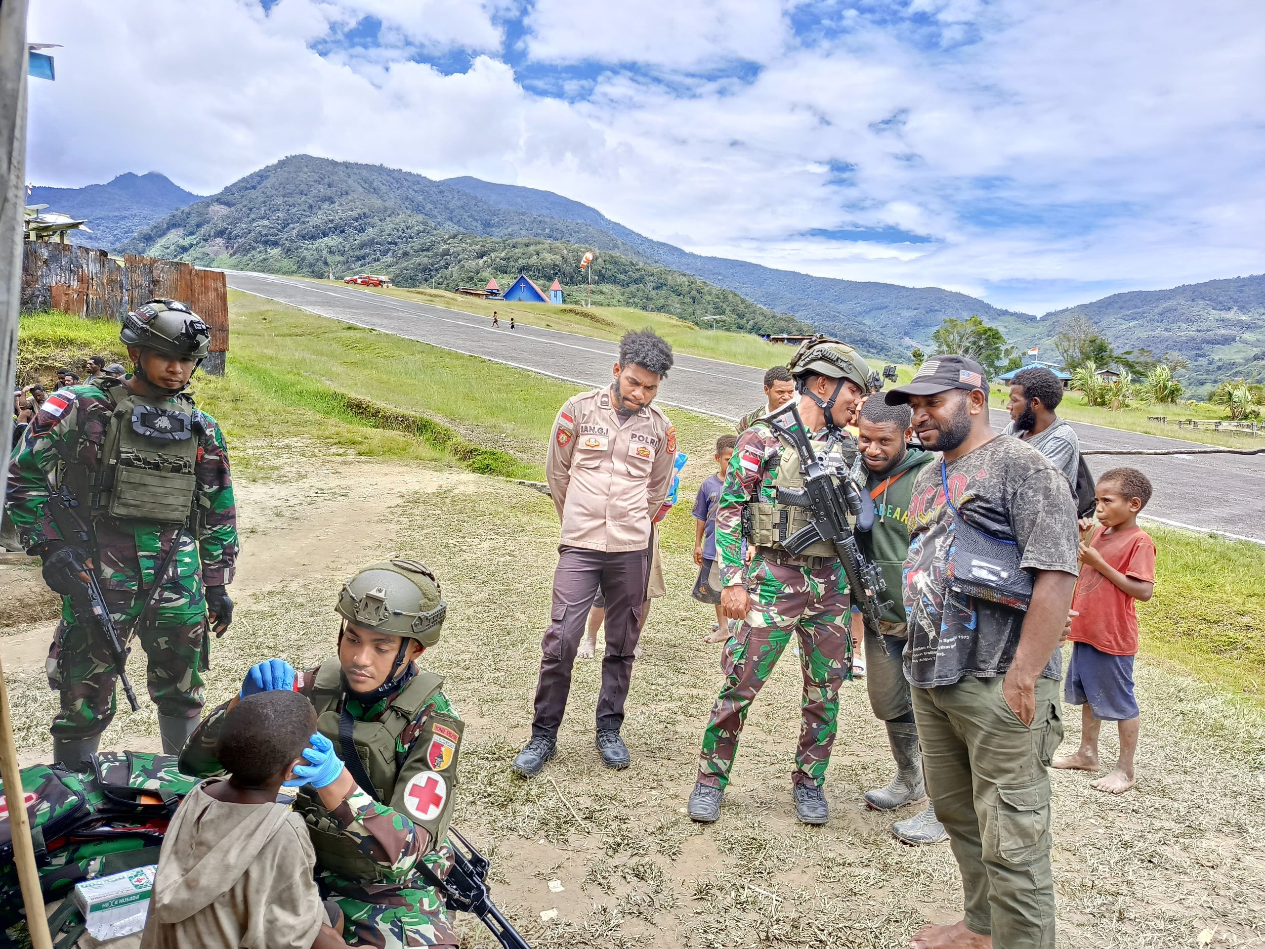 Wujud Kedekatan dengan Masyarakat, Satgas Yonif 512QY Terlihat Sangat Akrab dengan Masyarakat.