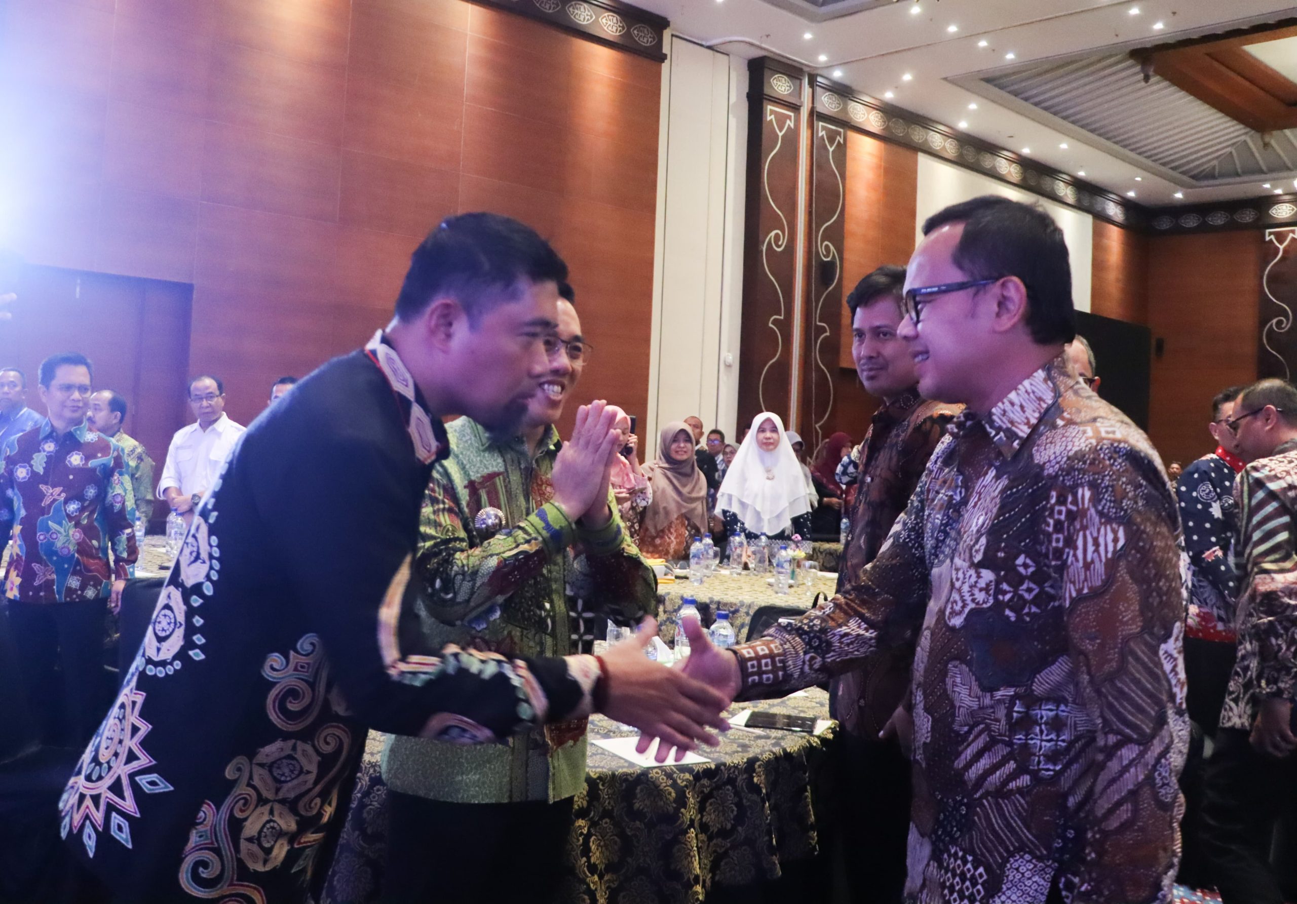 Pjs Wali Kota Makassar Terima Penghargaan Pentaloka Nasional ADINKES 2024 untuk Implementasi Kawasan Tanpa Rokok (KTR)