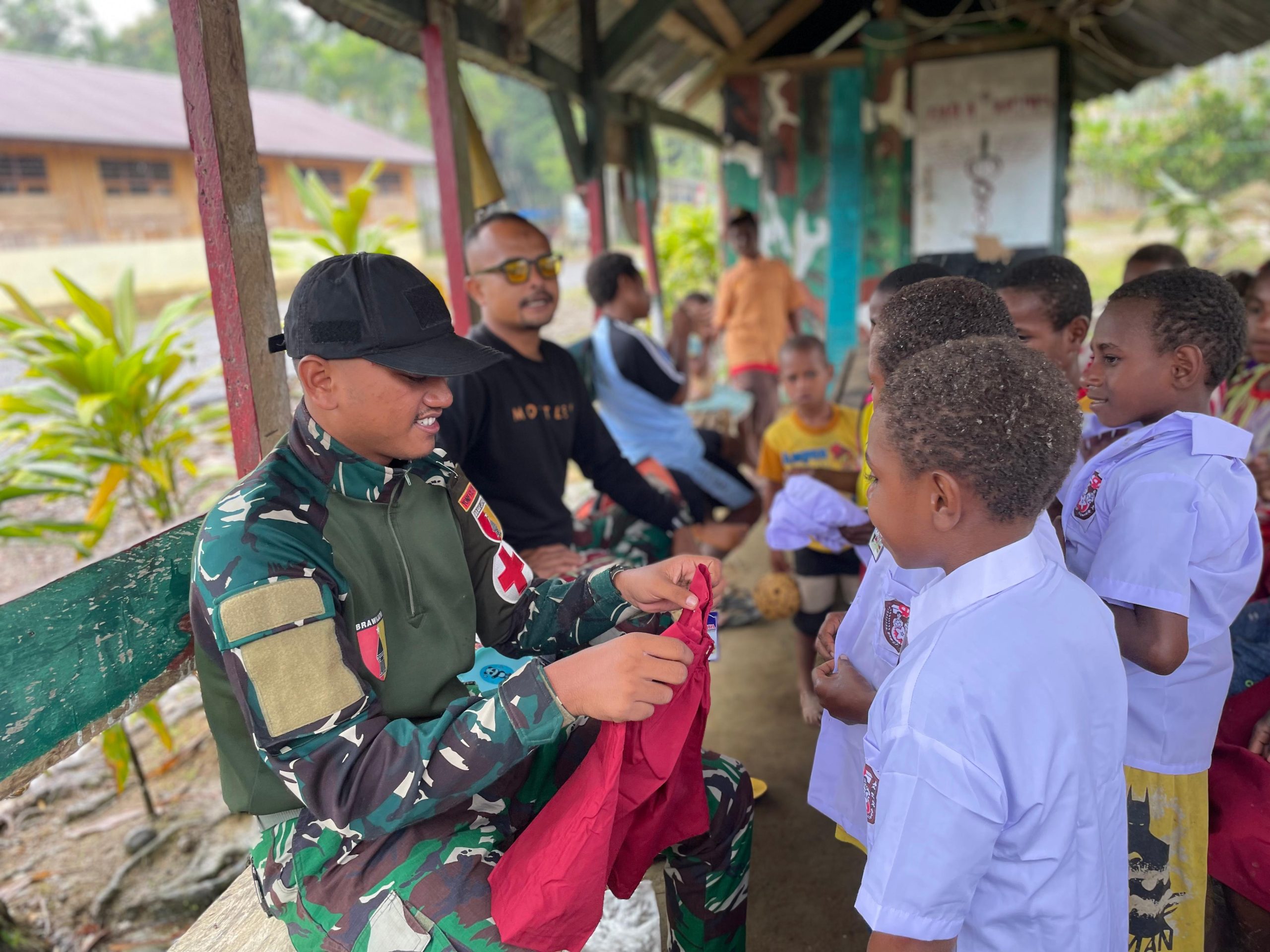 Peduli terhadap Pendidikan Anak-anak Perbatasan, Satgas Yonif 512 QY Bagikan Seragam dan Perlengkapan Sekolah.