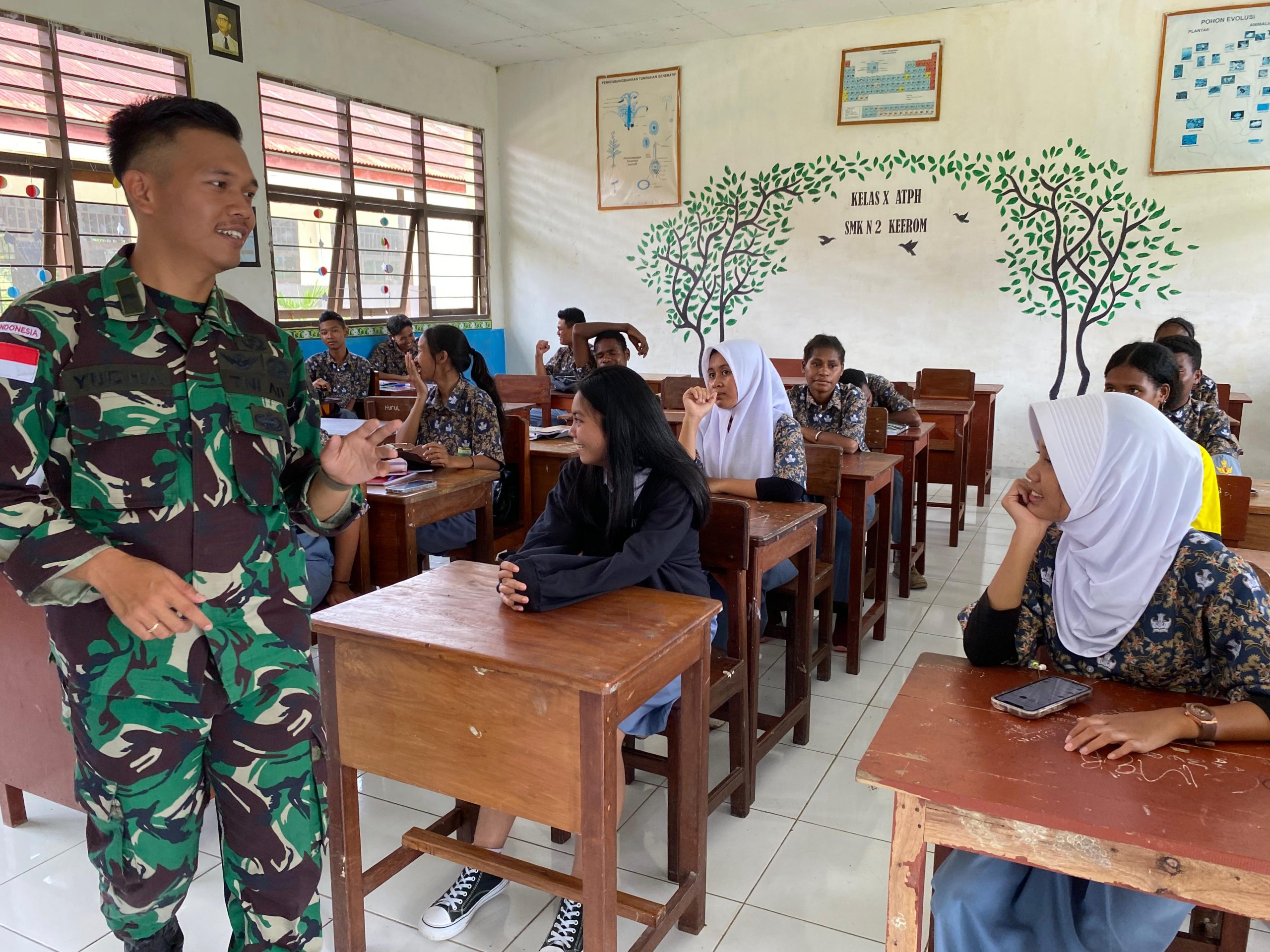 Tumbuhkan Motivasi dan Semangat Belajar, Satgas Yonif 512QY Melaksanakan Giat di SMK N 2 Keerom.