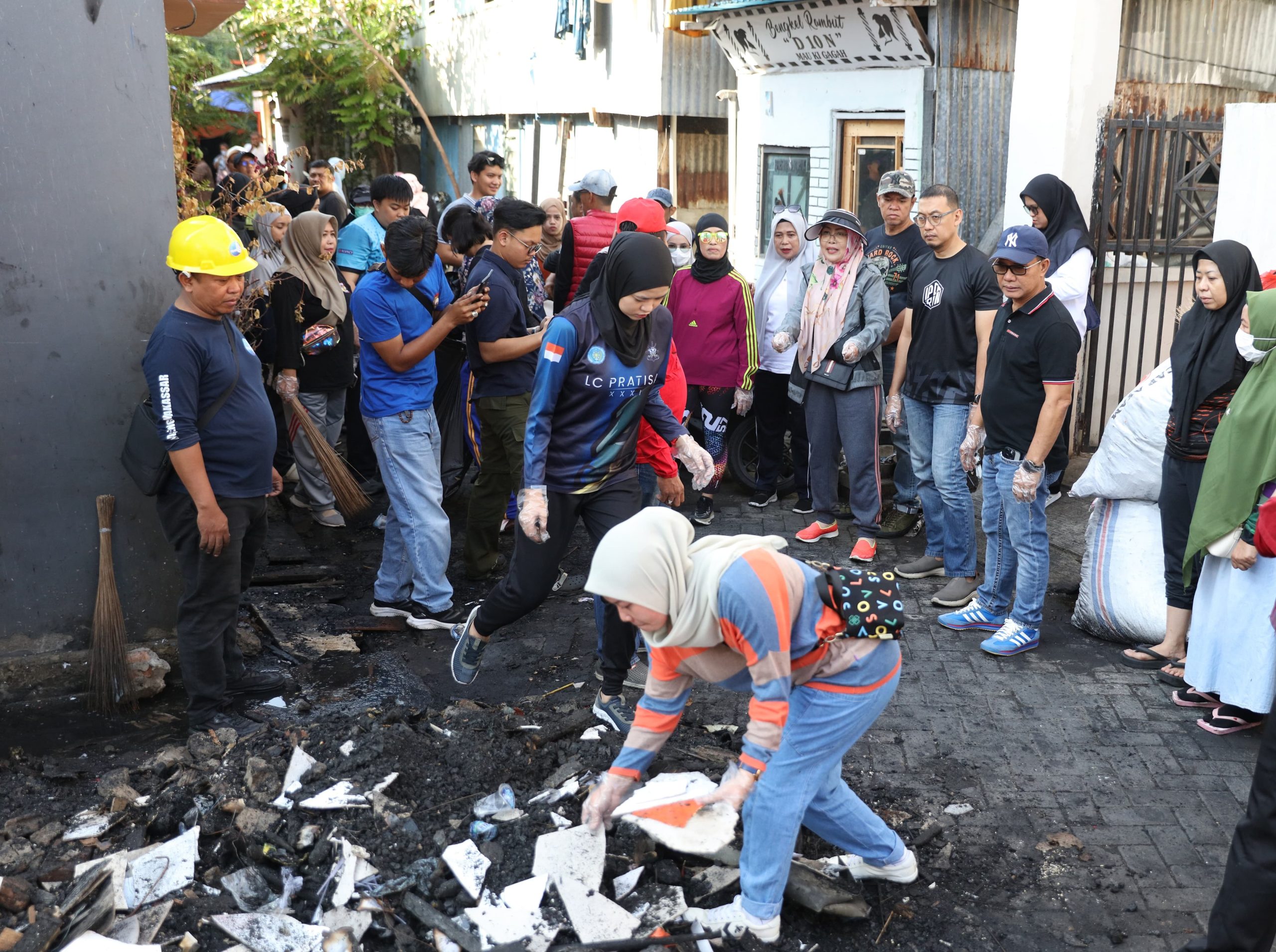 Pemkot Makassar Hadir Pulihkan Lingkungan Pasca-Kebakaran Jalan Laiya Lewat Sabtu Bersih