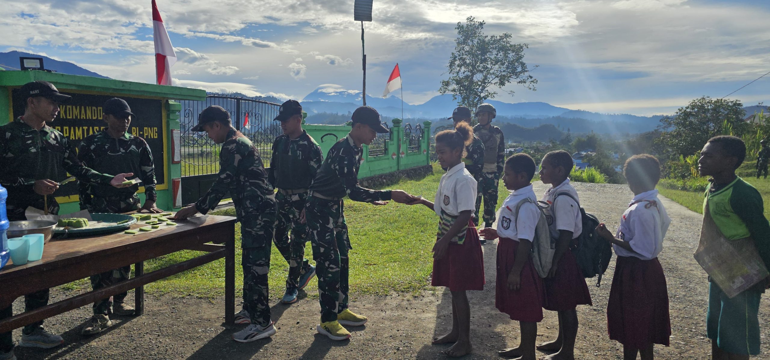 Jumat Berkah di Papua, Satgas Yonif 512 QY Bagikan Makanan Gratis untuk Anak-anak Sekolah.