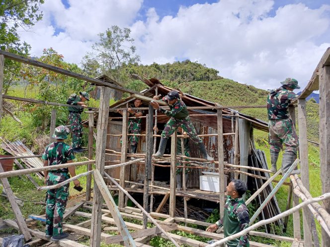 
					Bantu Bangun Rumah Masyarakat, Bukti Satgas Yonif 512 QY Selalu Hadir di Tengah Masyarakat Papua.