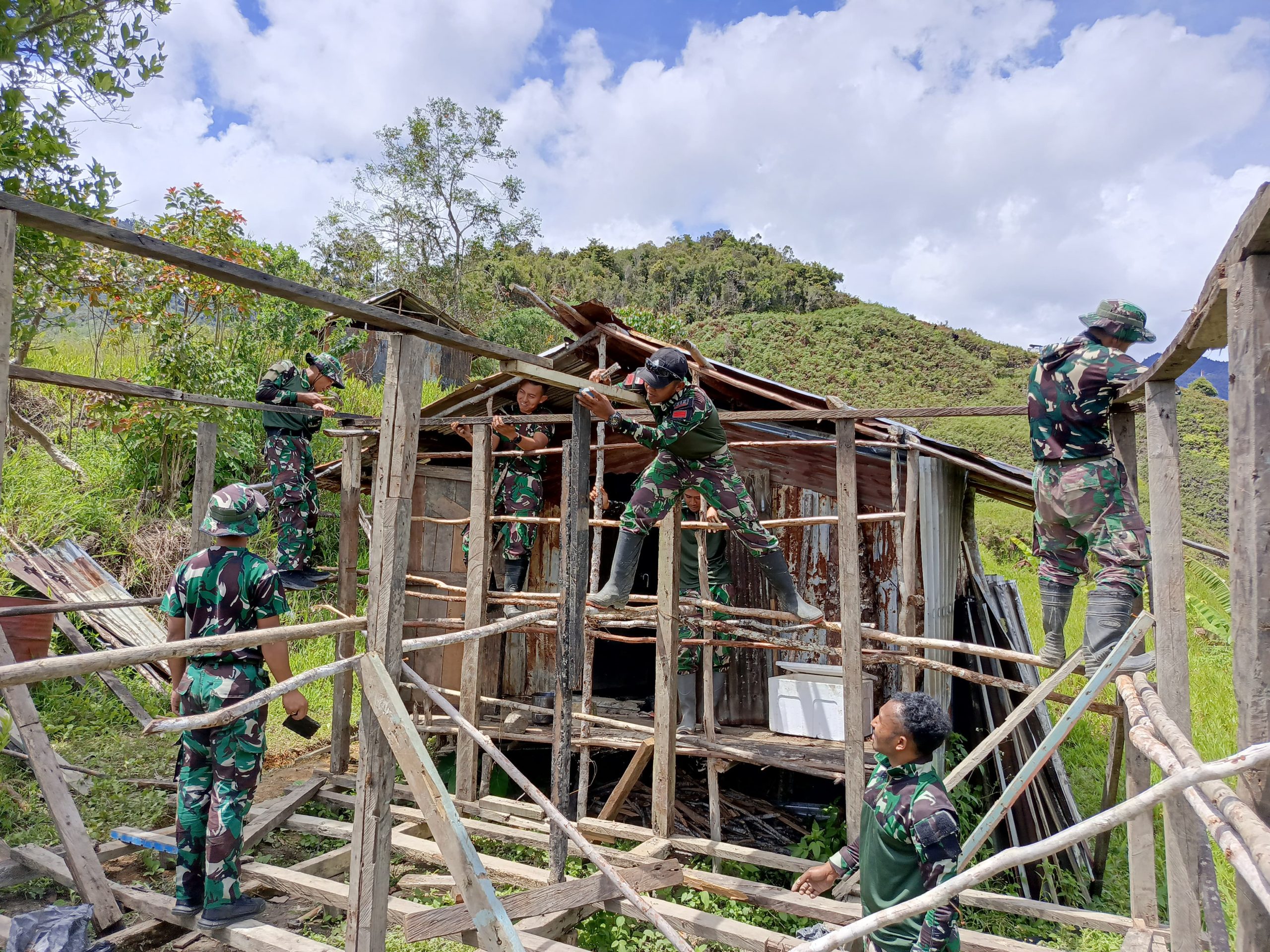 Bantu Bangun Rumah Masyarakat, Bukti Satgas Yonif 512 QY Selalu Hadir di Tengah Masyarakat Papua.