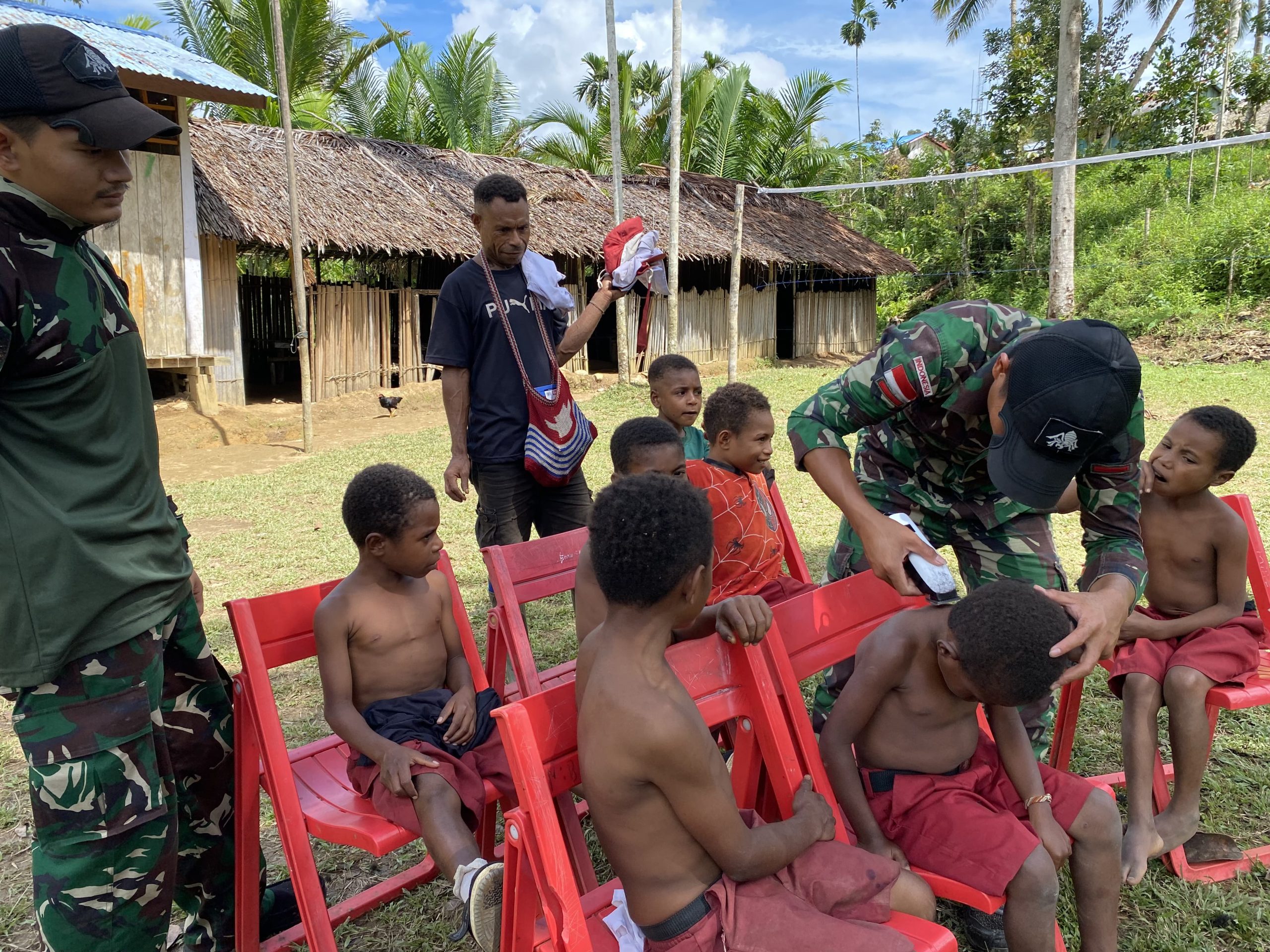 Tanamkan Kerapian Sejak Dini, Satgas Yonif 512QY Gelar Cukur Rambut Gratis untuk Masyarakat.