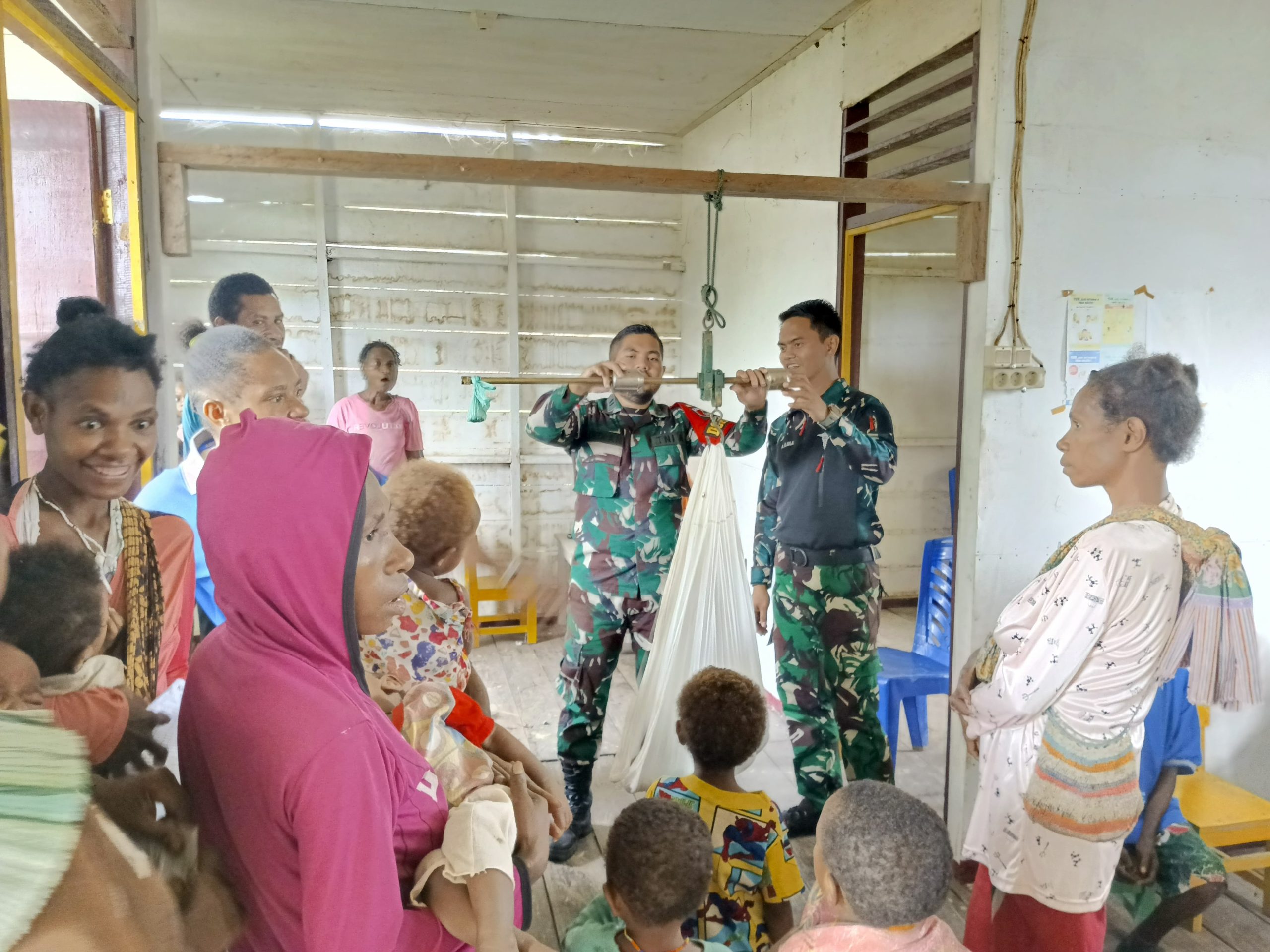Dukung Program Pemerintah, Satgas Yonif 512QY Bersama Puskesmas Yaffi Gelar Imunisasi untuk Anak – anak.