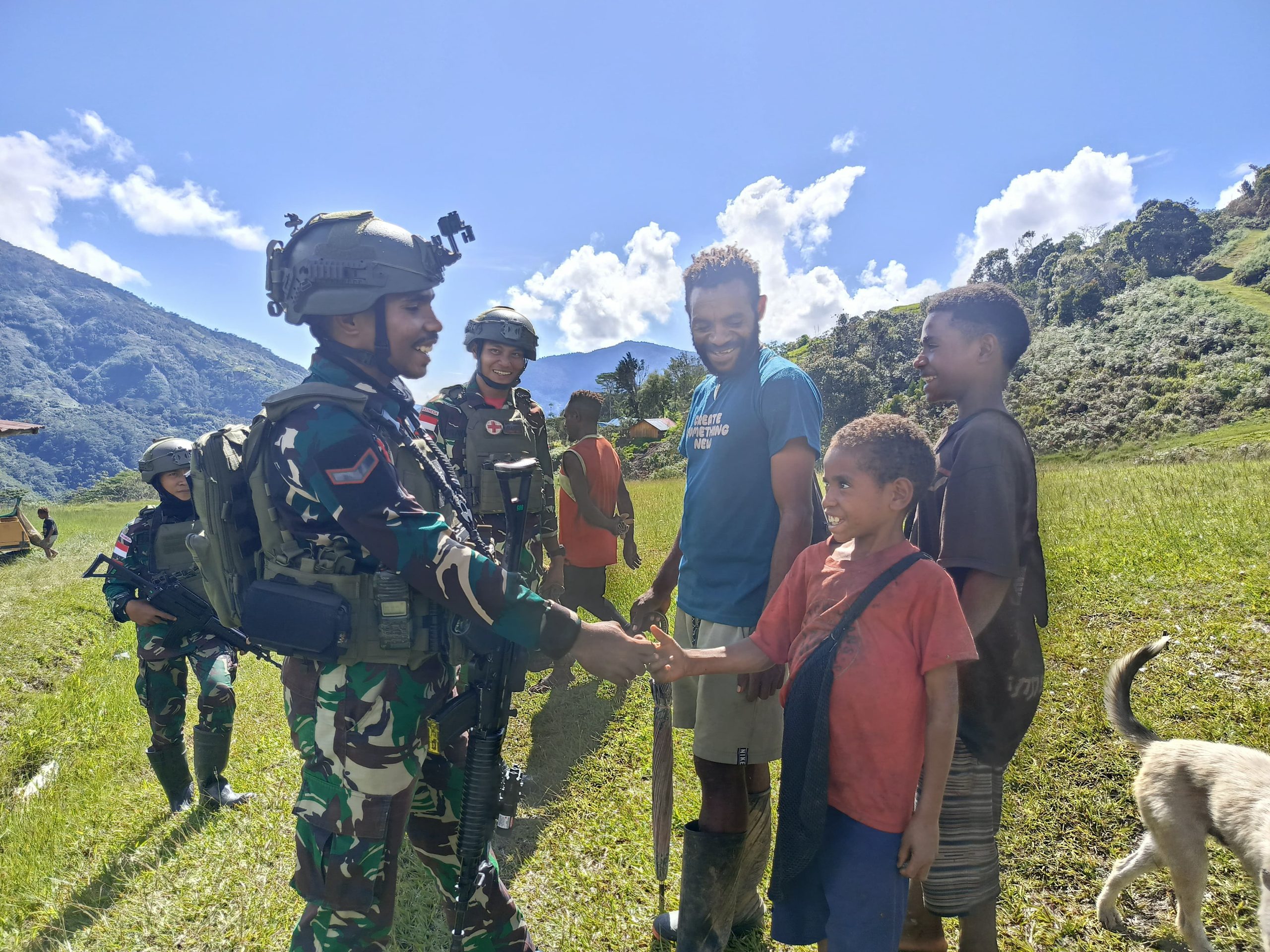 Potret Kedekatan dengan Masyarakat, Satgas Yonif 512QY Kita Semua Sama, Kita Saudara dan Satu Jiwa NKRI.