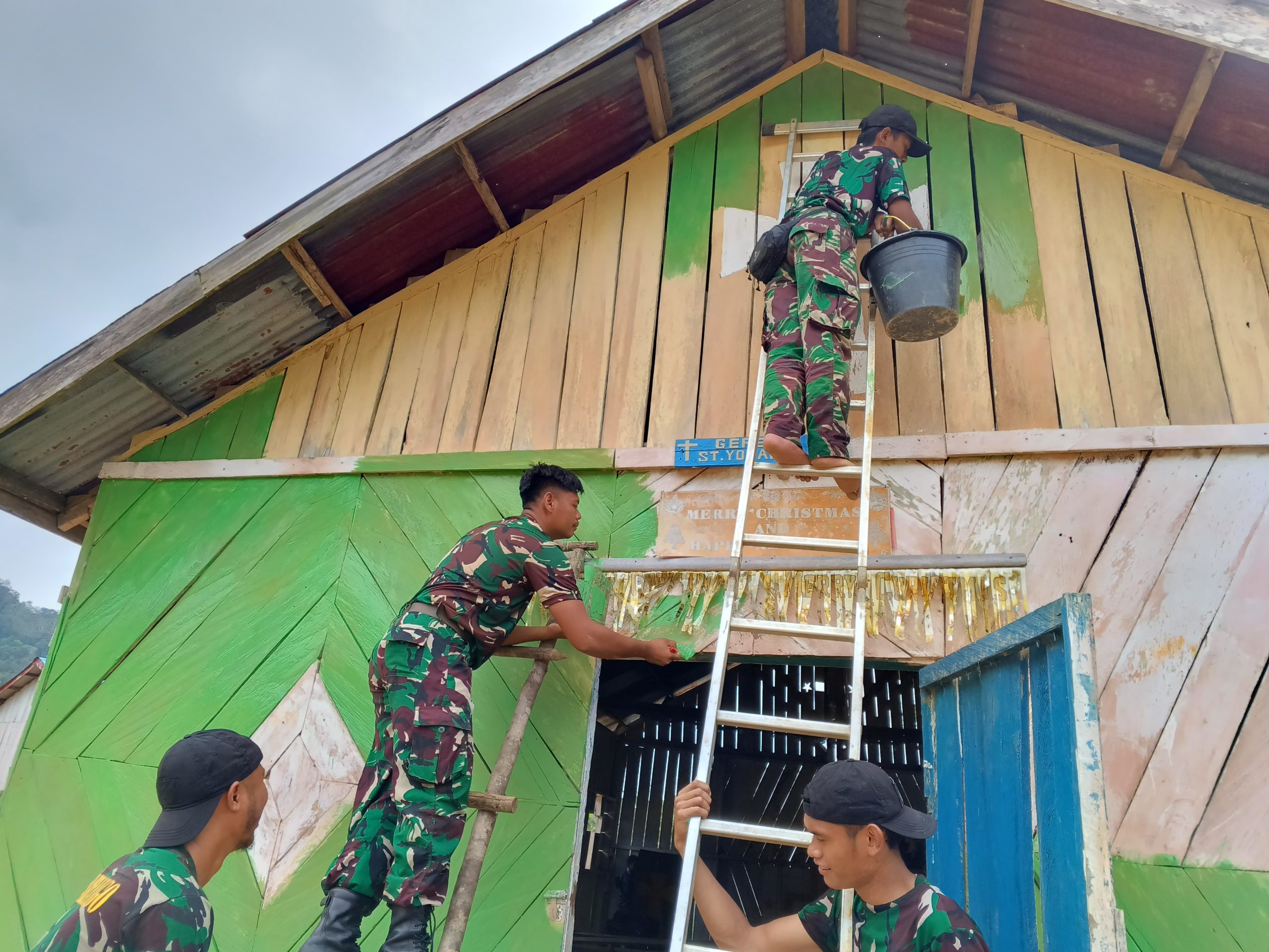 Percantik Sarana Ibadah, Satgas Yonif 512QY Gotong Royong bersama Masyarakat Perbaiki Gereja Menjelang Natal.
