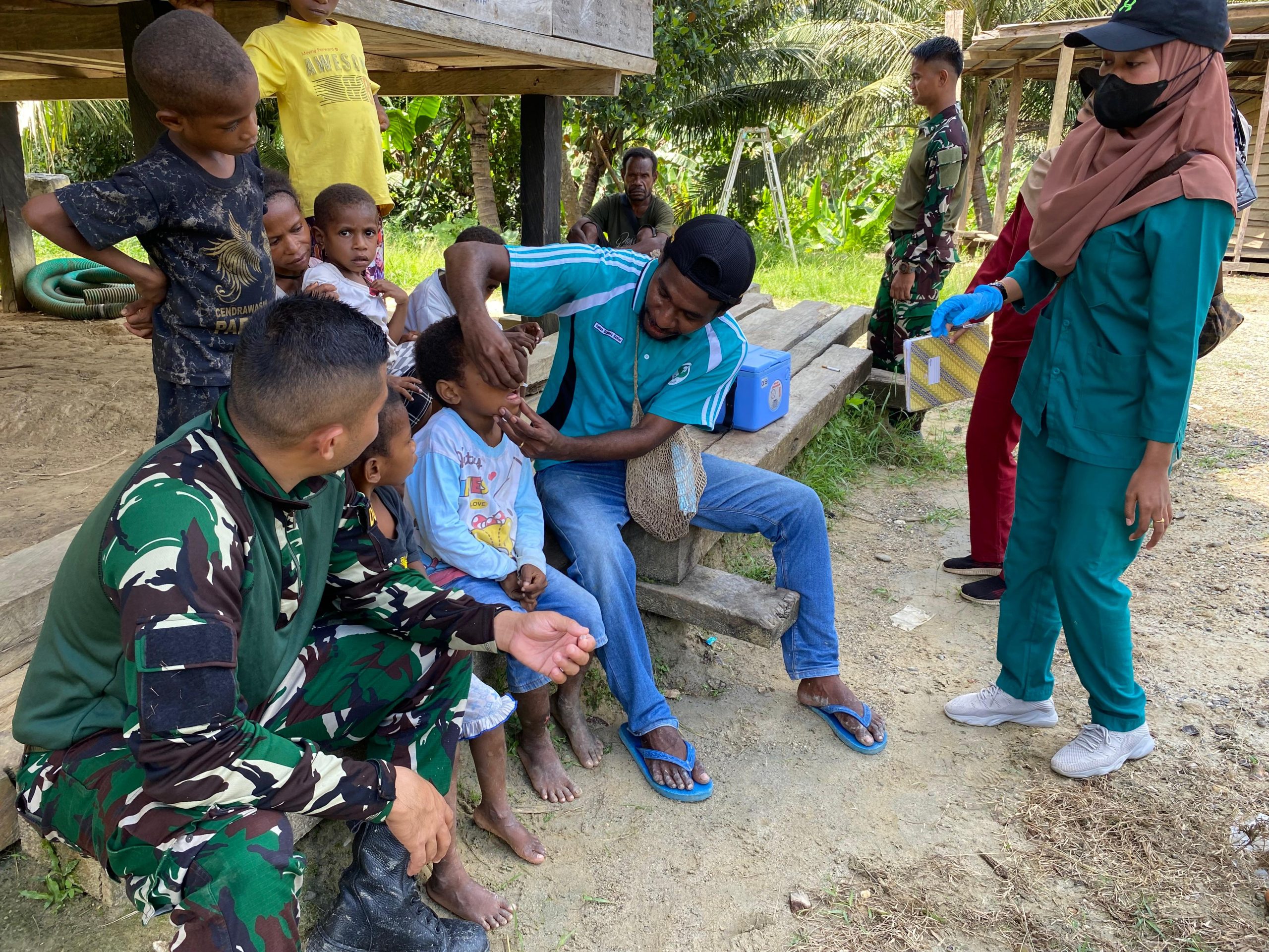 Cegah Dini Penyakit Polio pada Anak-anak, Satgas Yonif 512QY Bersama Puskesmas Yabanda Gelar Layanan Imunisasi Gratis.
