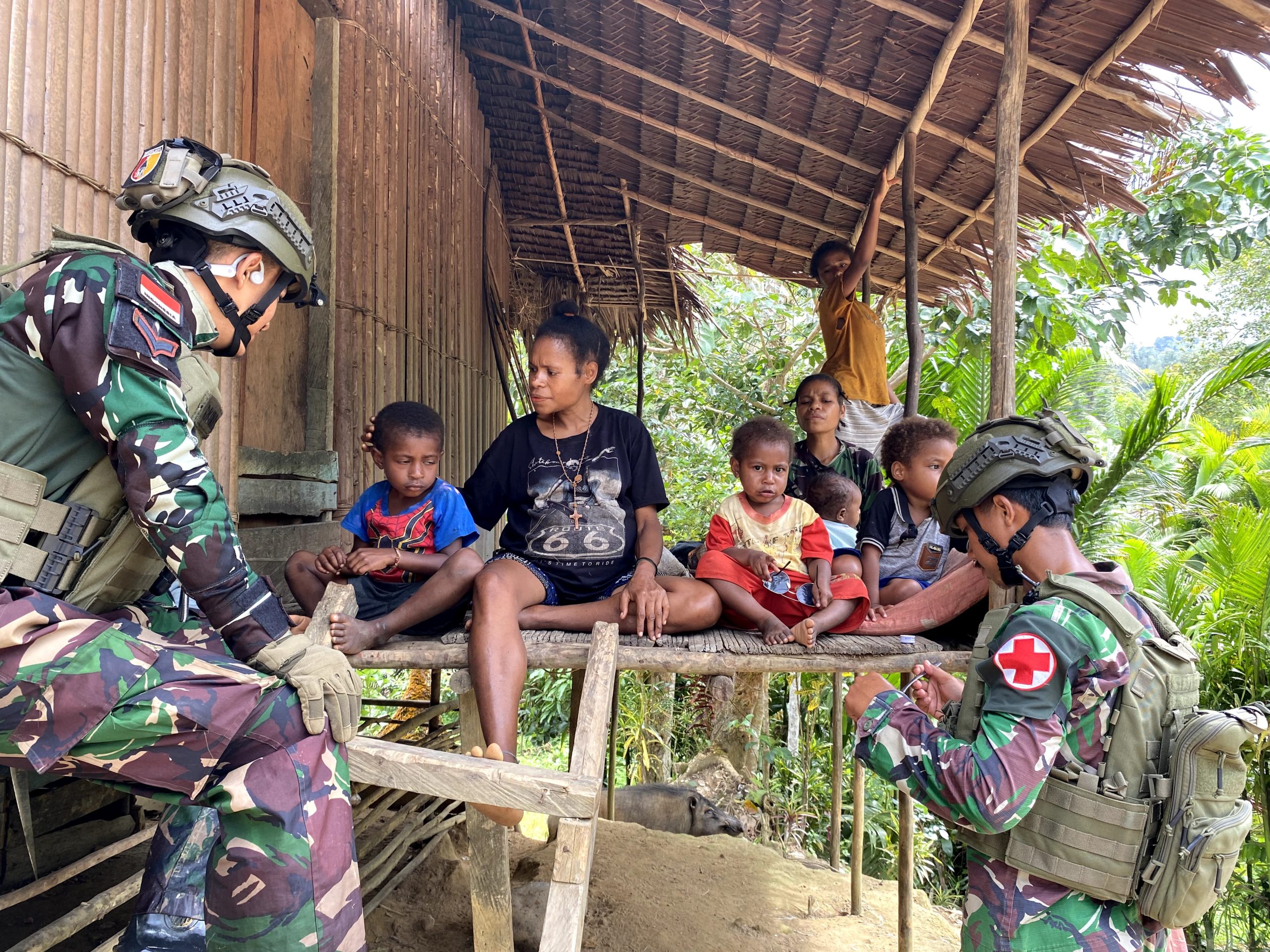 Wujudkan Masyarakat Sehat, Satgas Yonif 512QY Gelar Patroli Kesehatan di Kampung Tatakra.