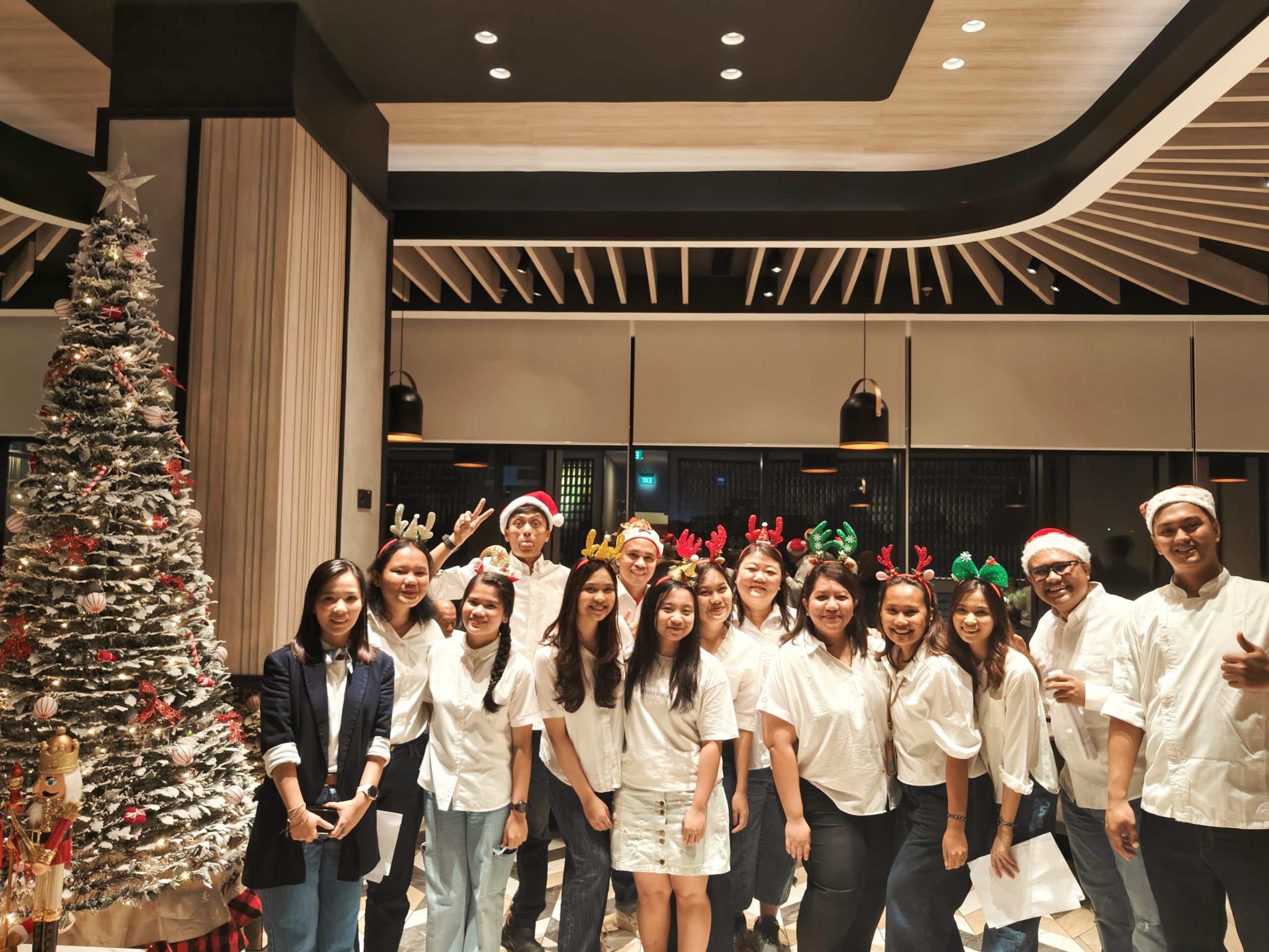 Hotel Hyatt Place Makassar Sambut Natal Dengan Christmas Tree Lighting dan Makassar Festive Joy