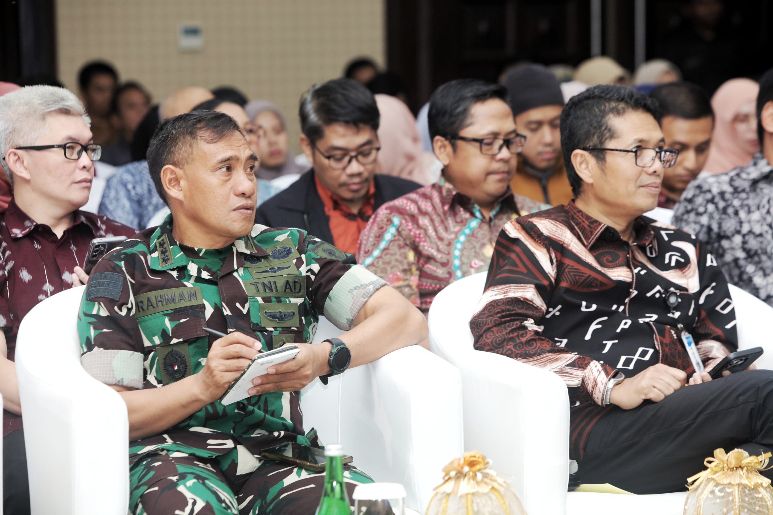 Pamen Ahli Bid. Sosbud Poksahli Pangdam XIV/Hsn Menghadiri BI Sulsel Talk