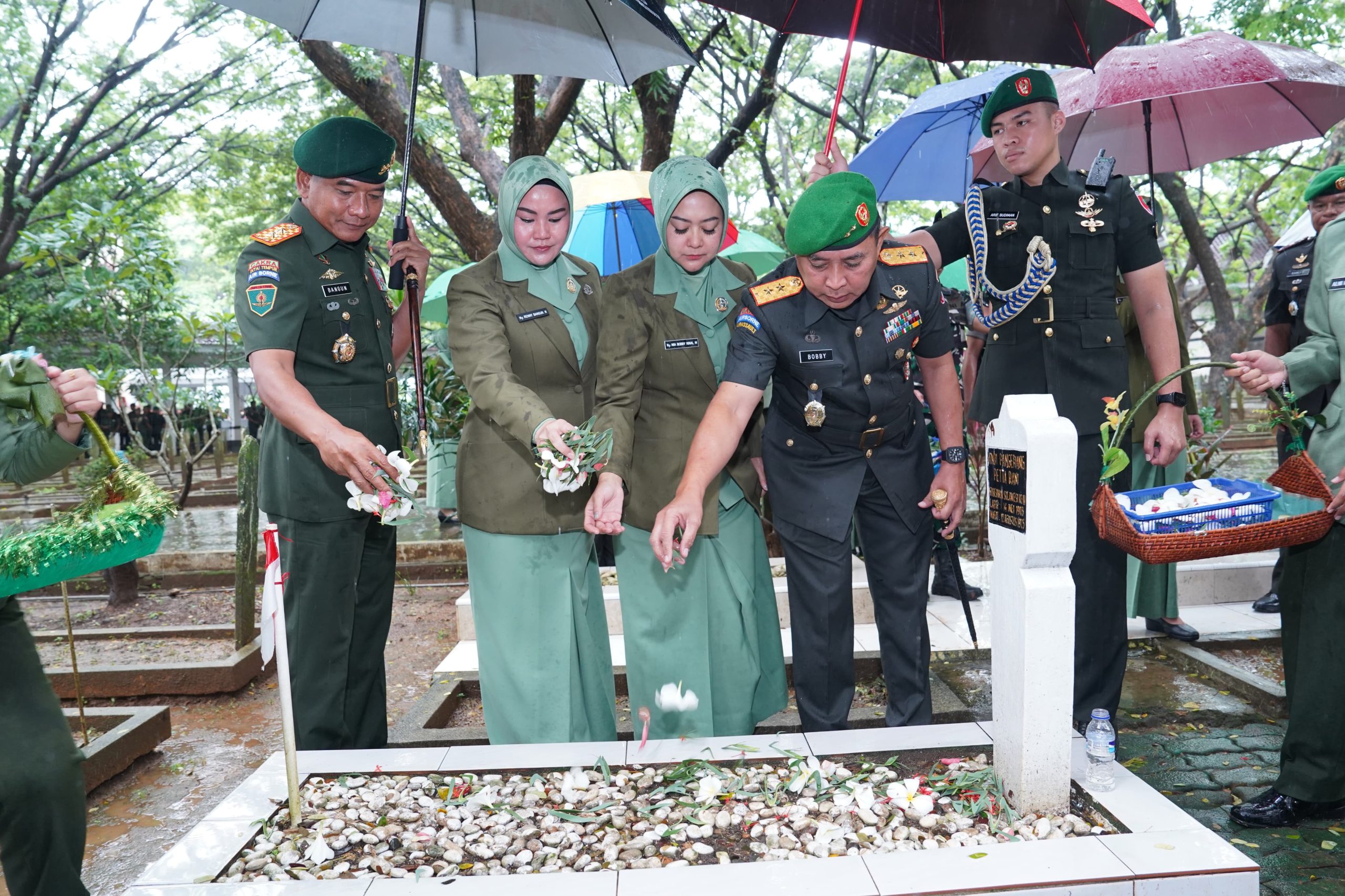 Pangdam XIV/Hsn Pimpin Ziarah Rombongan di TMP  Panaikang Dalam Rangka Hari Juang TNI AD Tahun 2024