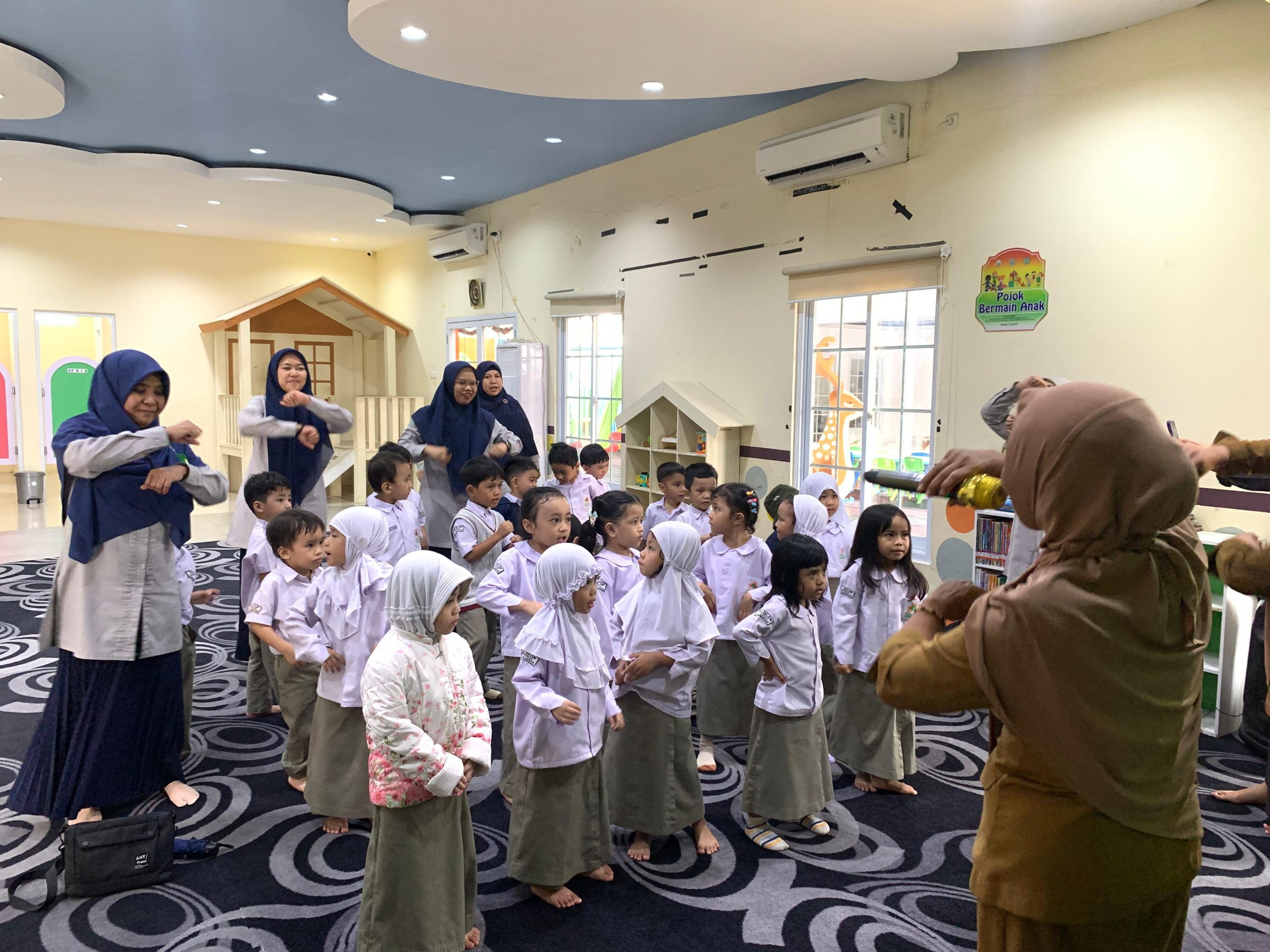 Tingkatkan Literasi Anak Sejak Dini, TK Islam Athirah Makassar Kunjungan Ke Perpustakaan