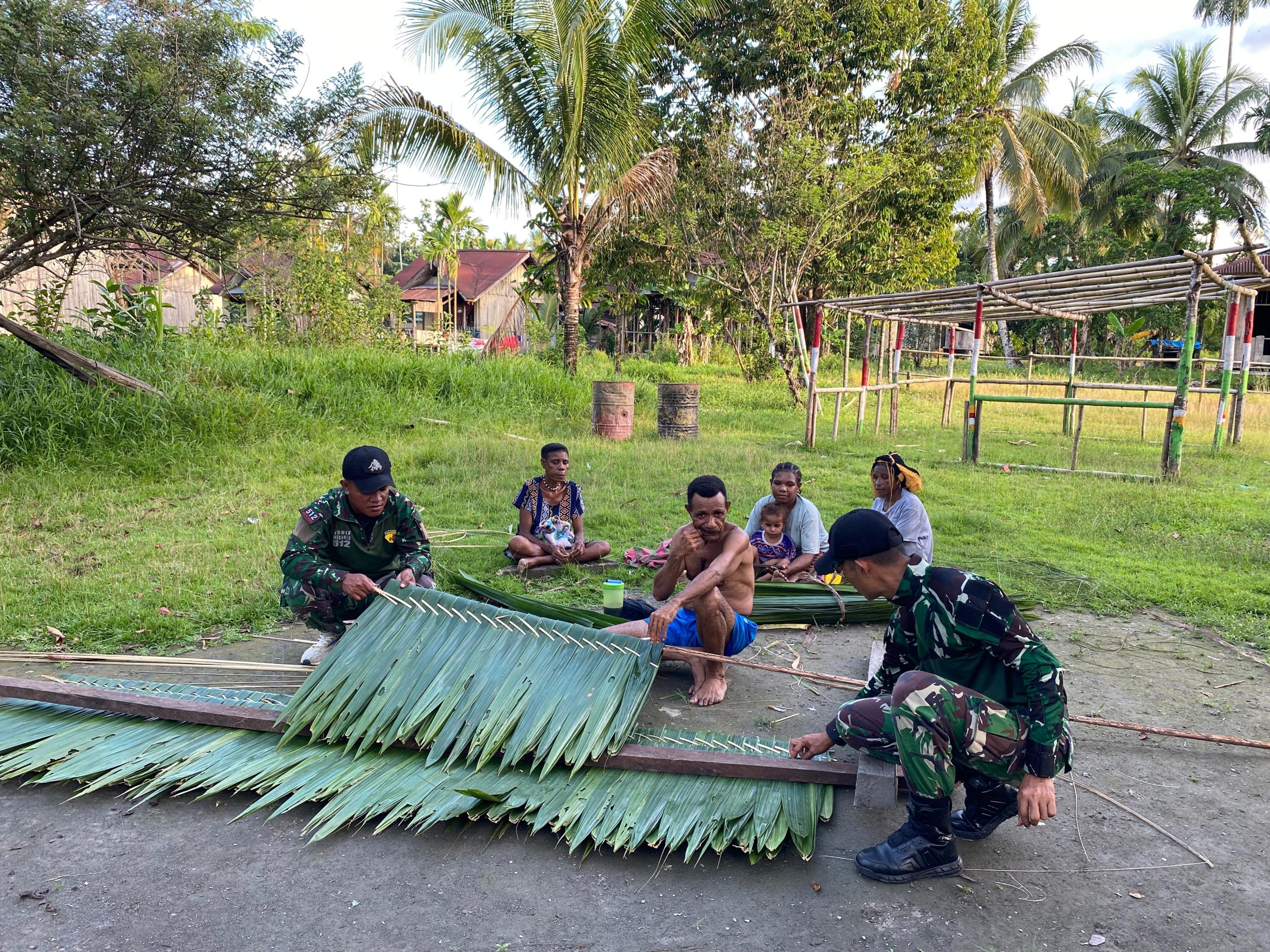 Bantu Kesulitan Rakyat, Satgas Yonif 512QY Benahi Rumah Warga.