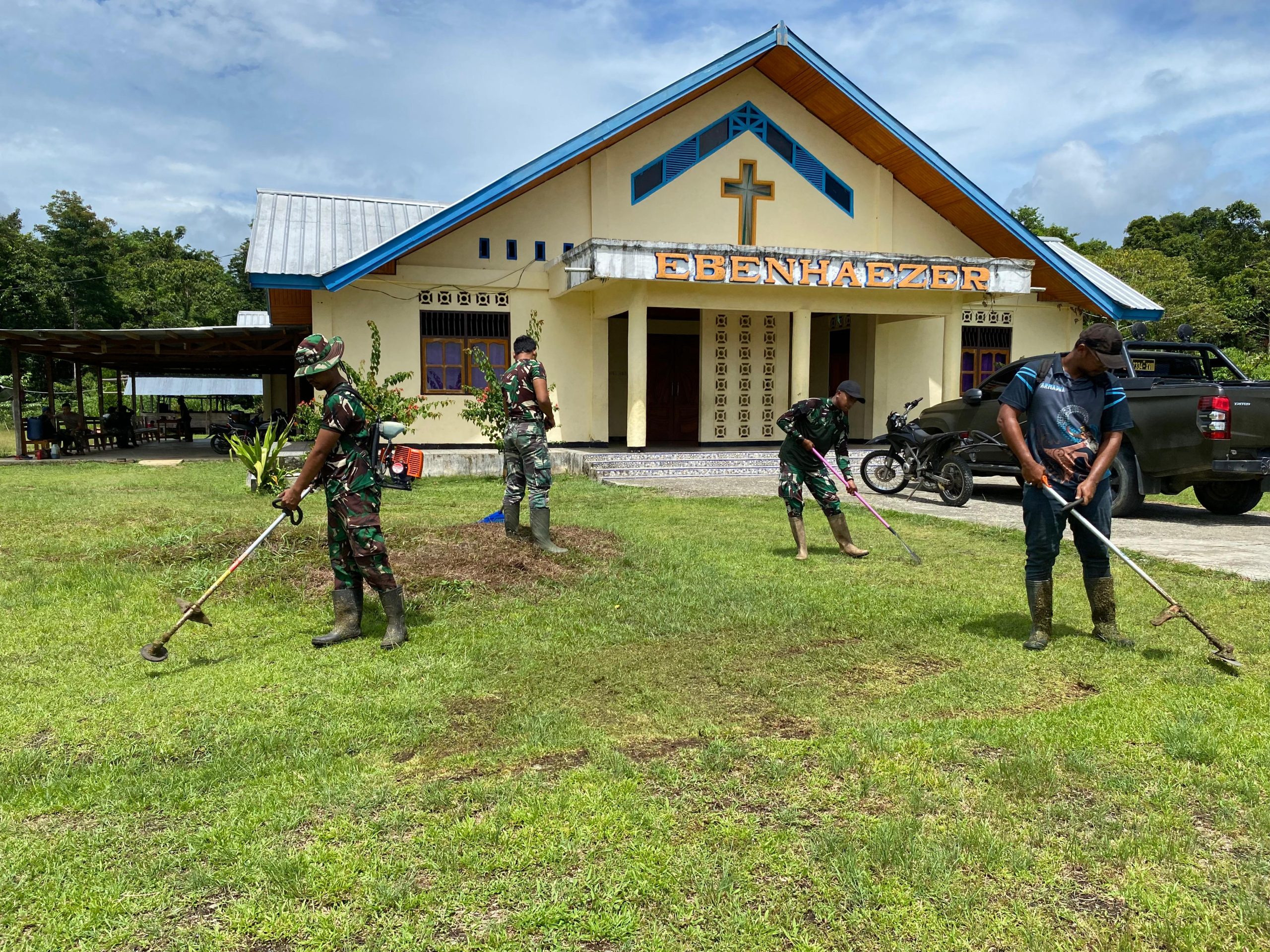 Kehangatan Menyambut Natal, Satgas Yonif 512 QY Bersama Masyarakat Kompak Memperindah Gereja di Distrik Senggi.