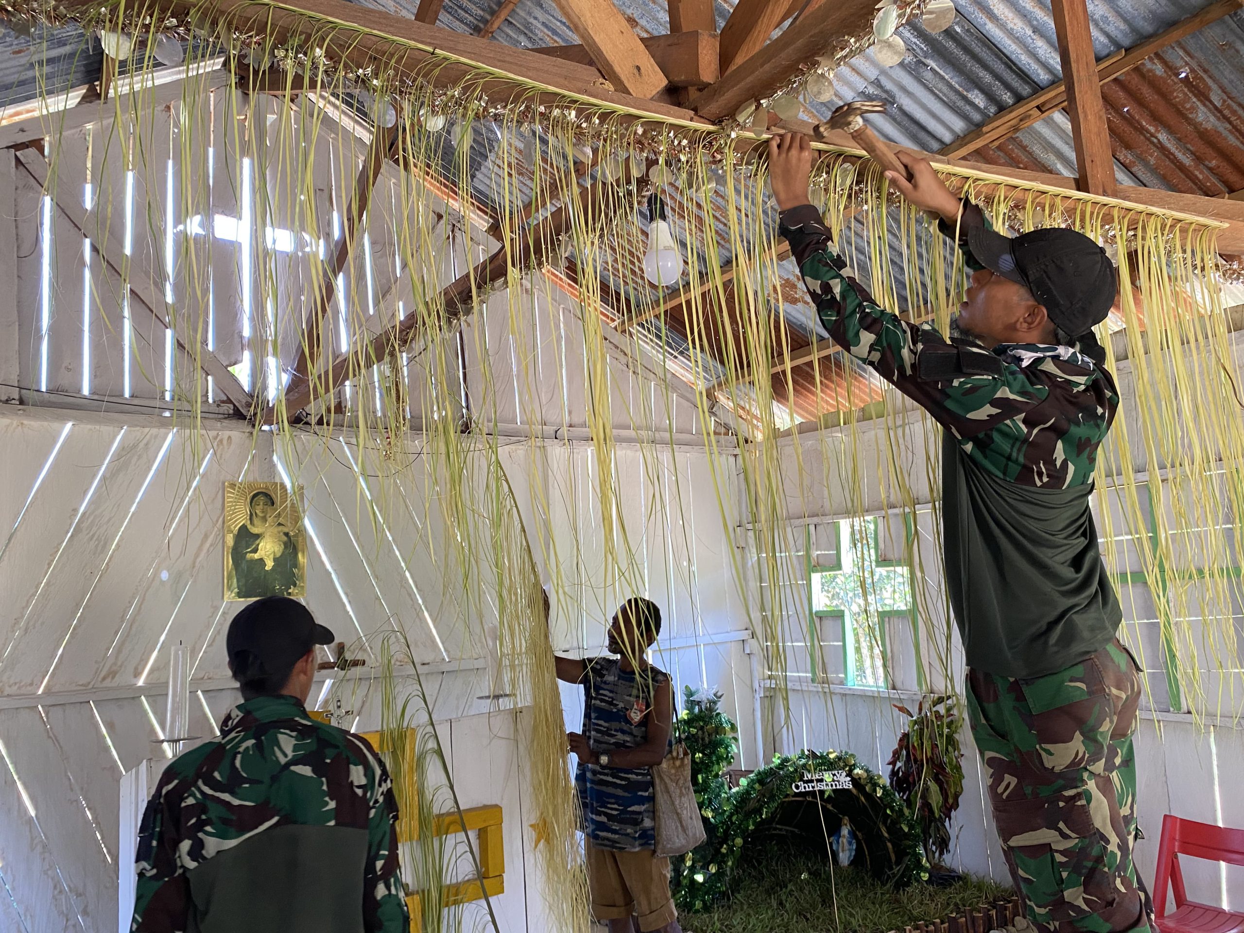 Bangun Toleransi Jelang Perayaan Natal, Satgas Yonif 512 QY Percantik Gereja S.T. Yohanes Di Kampung Tatakra.