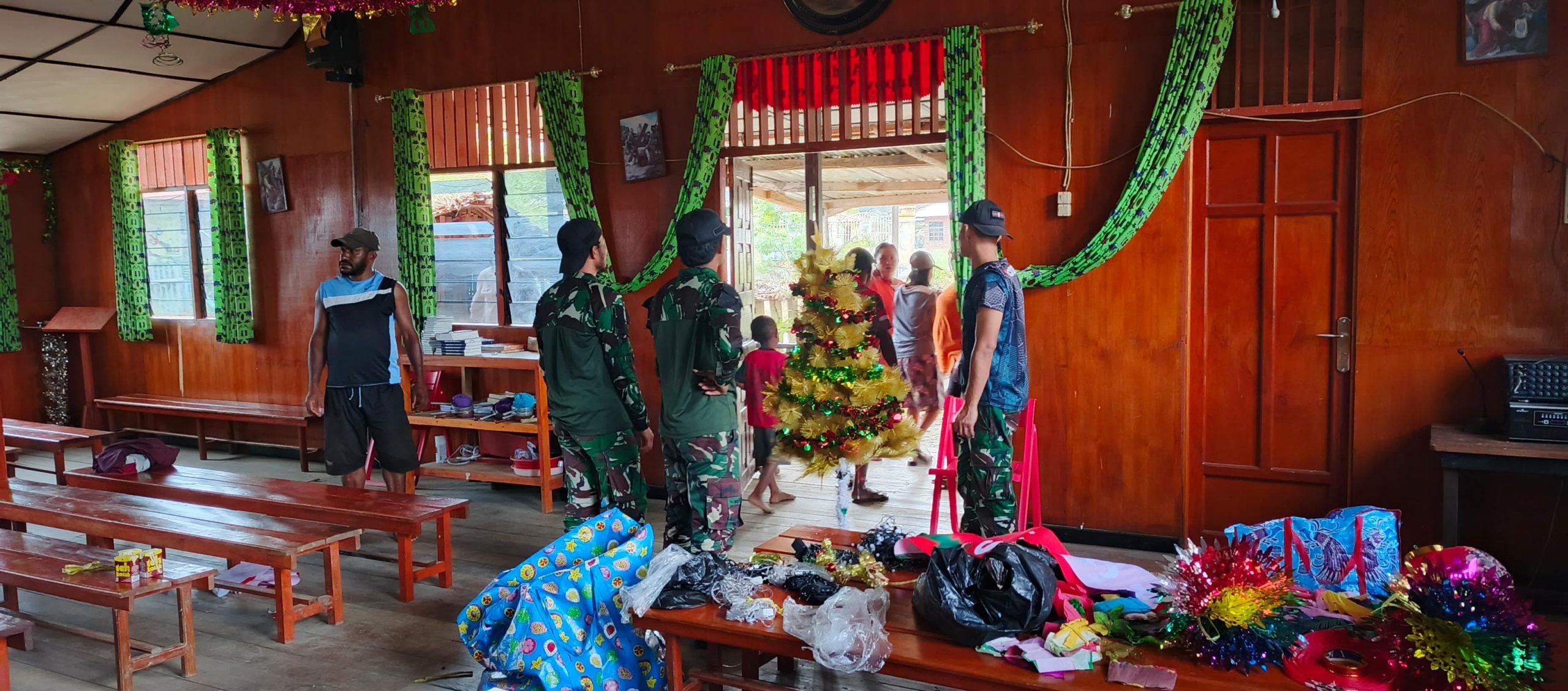 Suka Cita Natal, Satgas Yonif 512 QY Bersama Masyarakat Kompak Dekorasi Gereja Jelang Natalan.