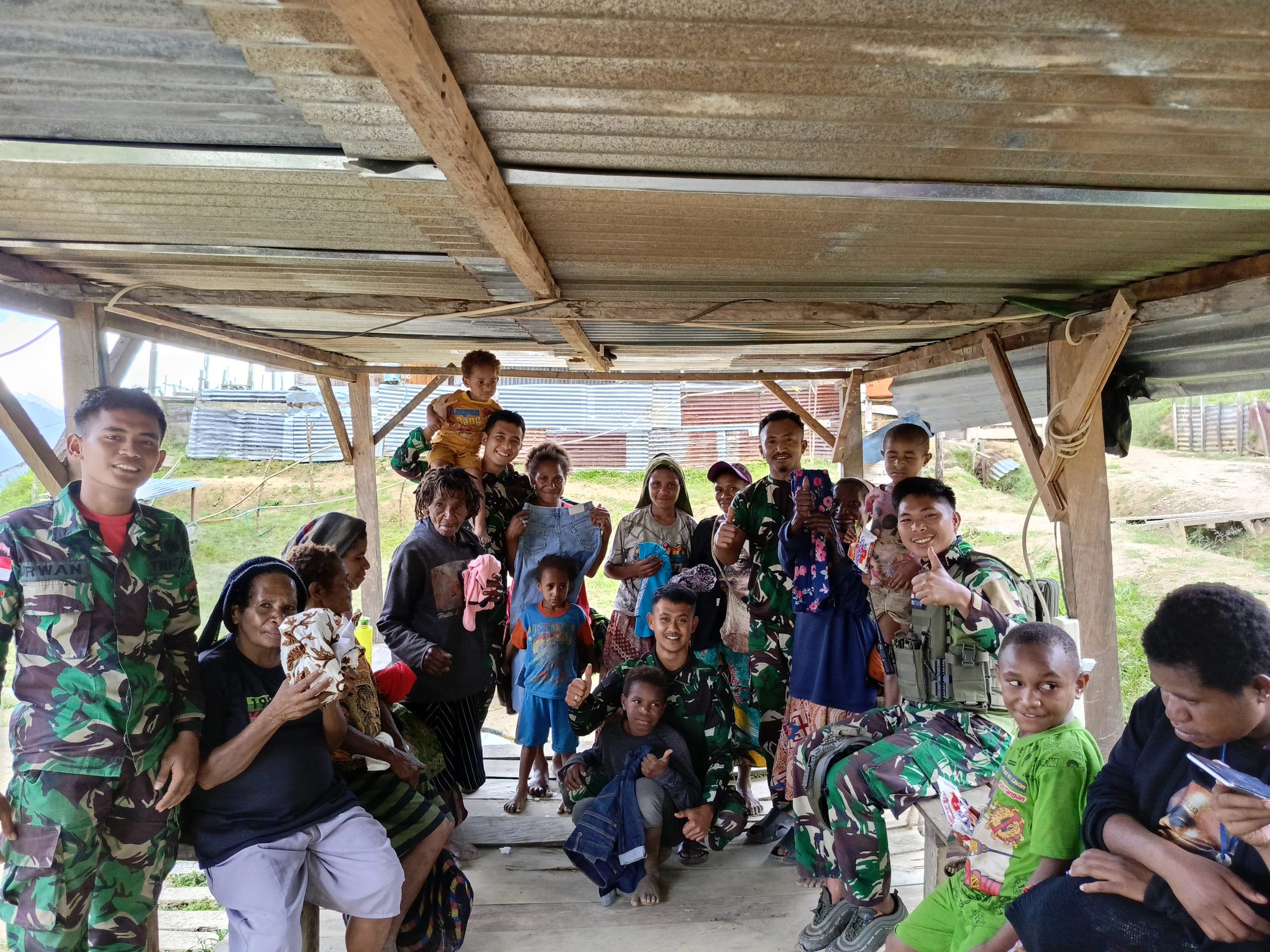 Senyum Ceria Menjelang Natal, Satgas Yonif 512 QY Bagikan Pakaian Baru di Distrik Kiwirok