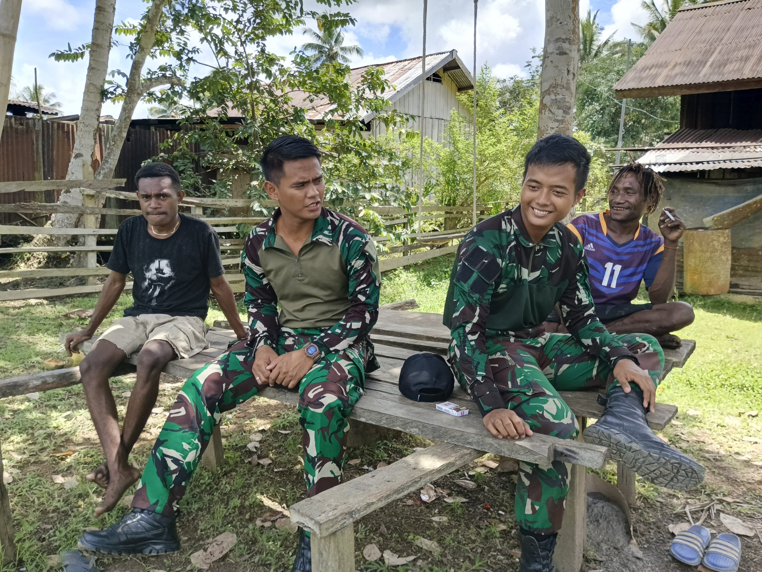 Pererat Hubungan dengan Masyarakat, Satgas Yonif 512QY Laksanakan Komunikasi Sosial dengan Masyarakat di Kampung Yabanda.