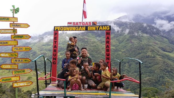 
					TNI Sabahat Anak-anak, Satgas 512 QY menunjukan Bukti Kedekatannya dengan Anak-anak di Pegunungan.