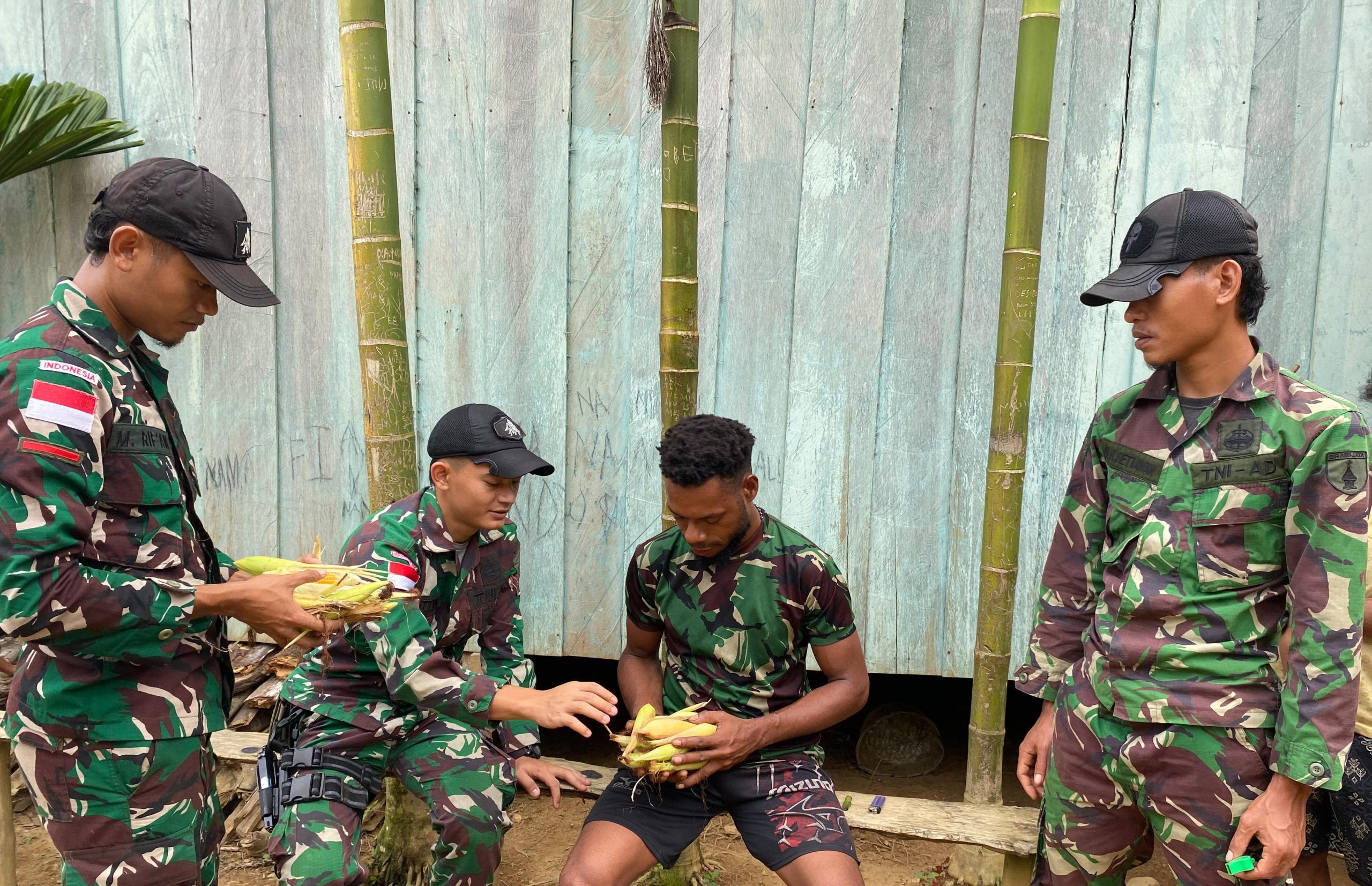 Berbagi Hasil Panen, Satgas Yonif 512 QY Antar Hasil Panennya ke Rumah-rumah Warga.