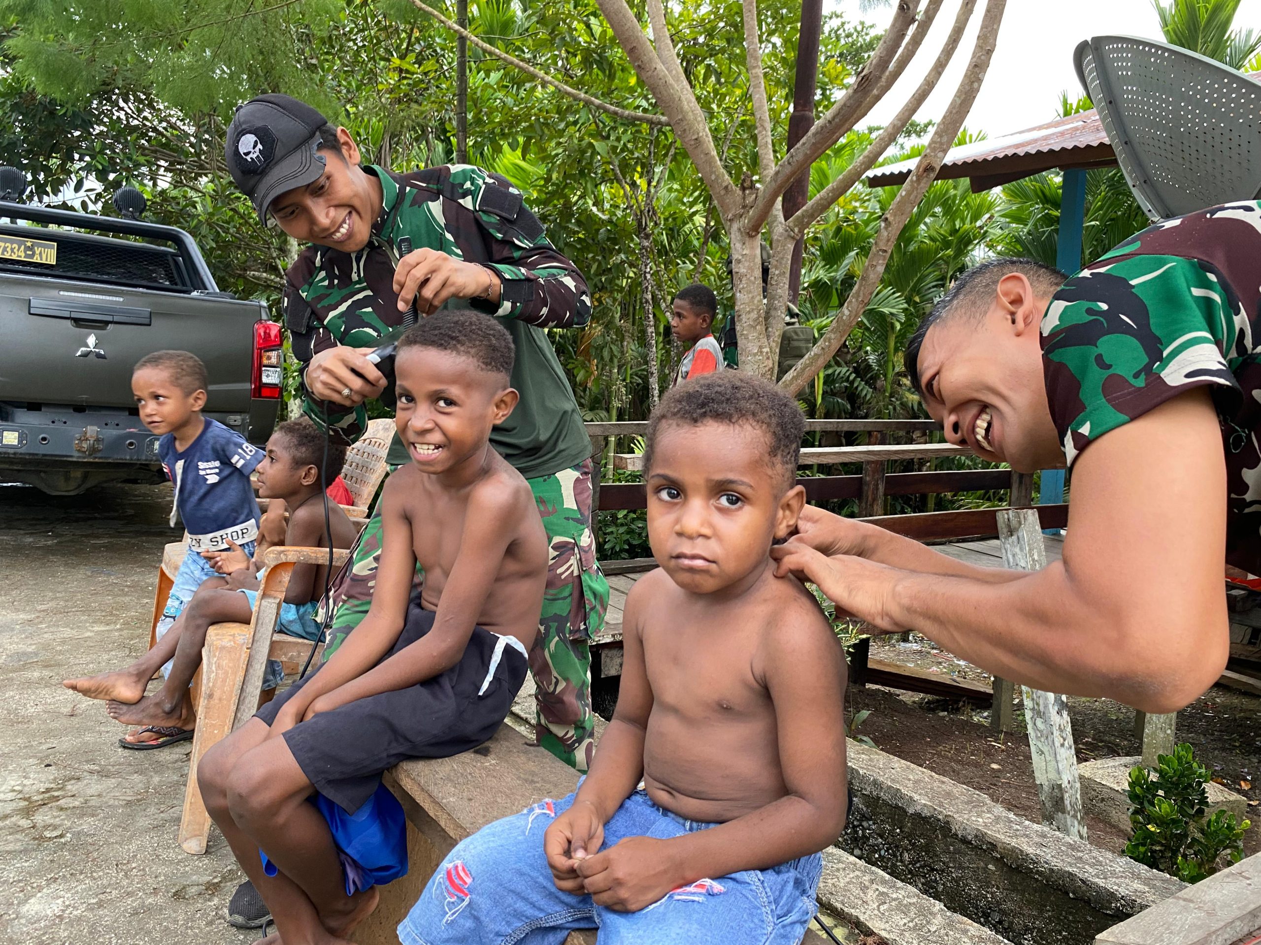Berikan Layanan Pangkas Rambut Gratis, Satgas Yonif 512 QY Tanamkan Kerapian Sejak Dini.