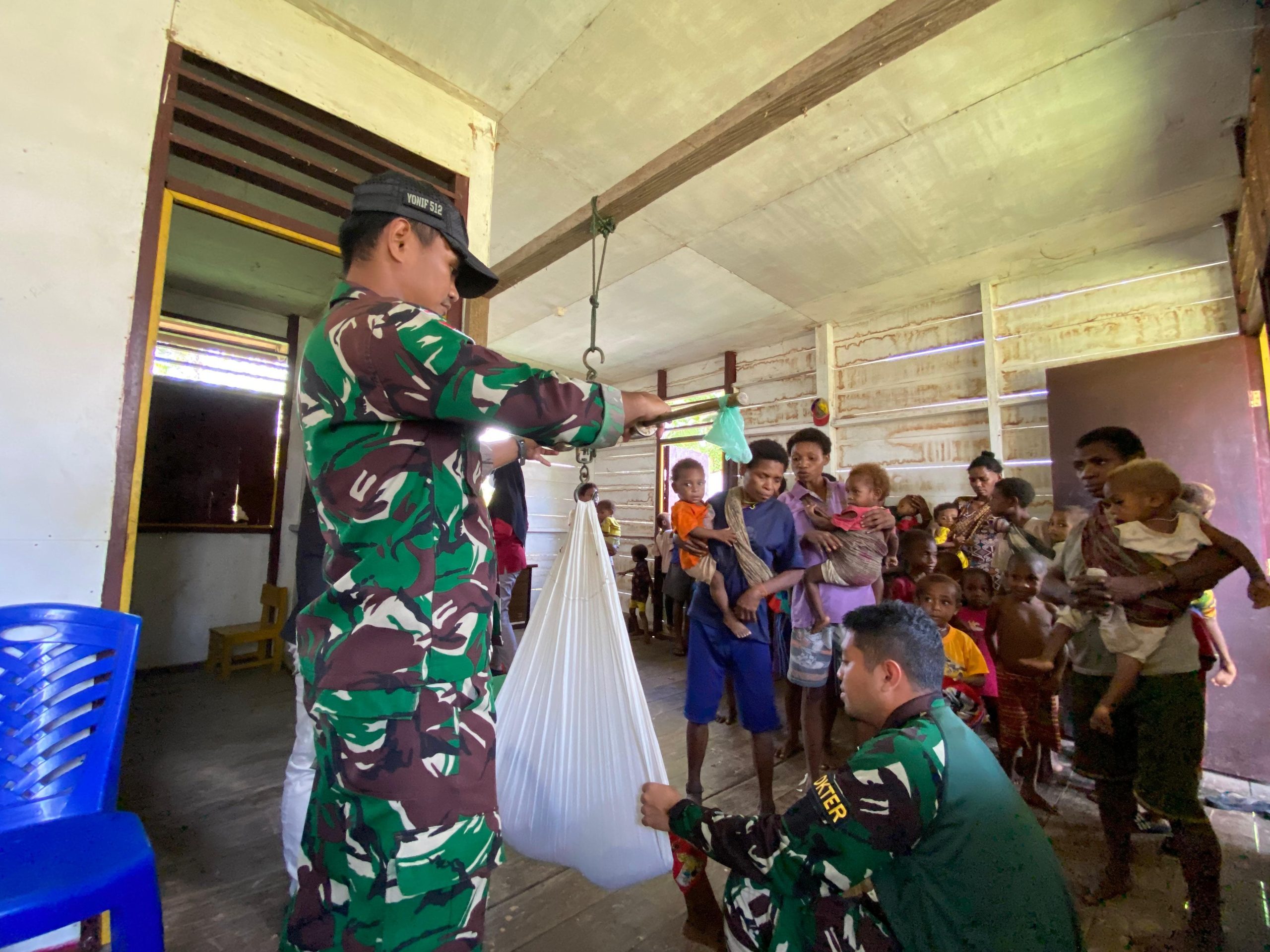 Tingkatkan Imunisasi Balita, Satgas Yonif 512 QY Peduli Kesehatan Balita di Kampung Yabanda.