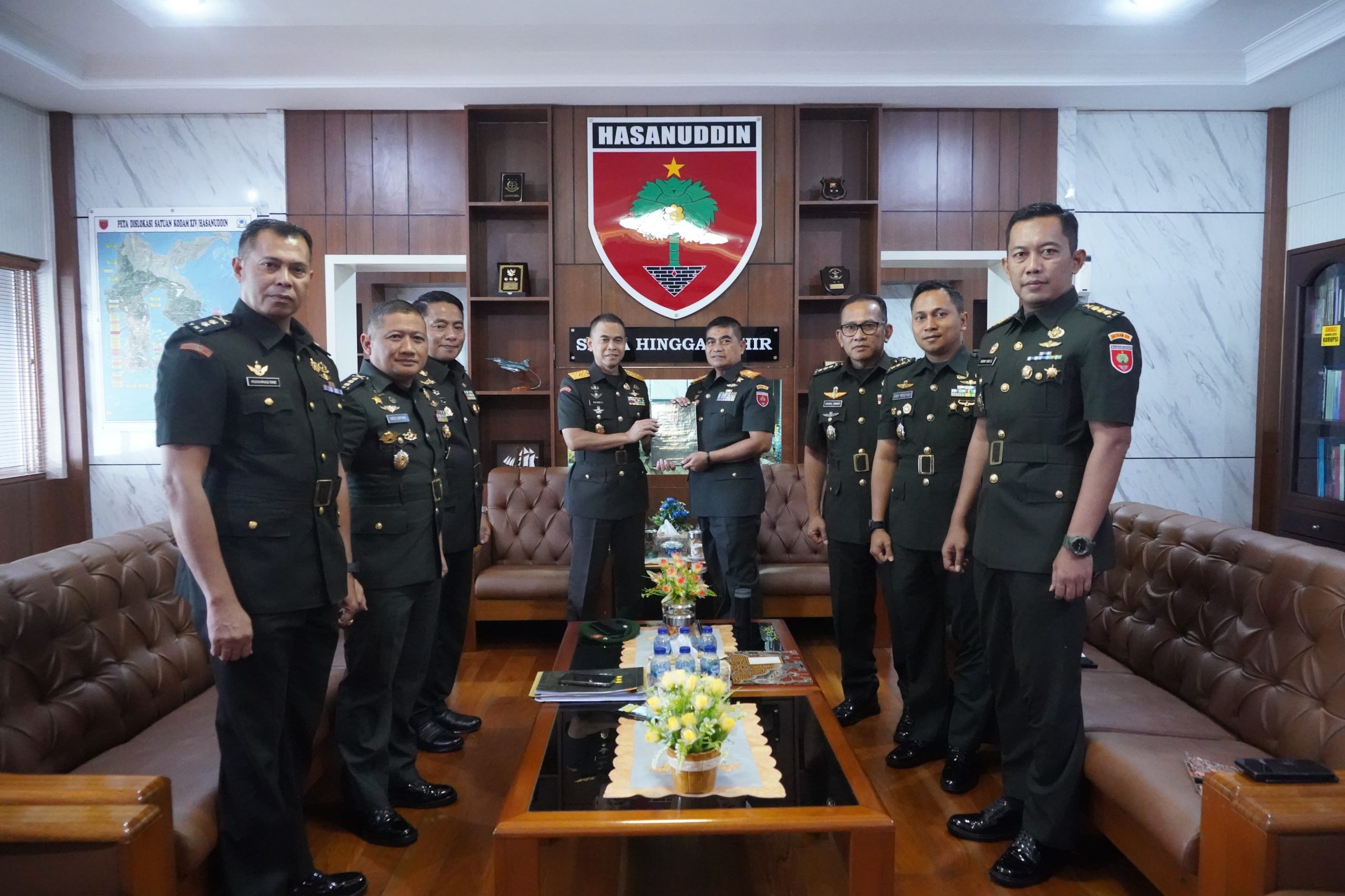 Brigjen TNI Rusmili Serahkan Risalah Jabatan Kasdam XIV/Hsn kepada Brigjen TNI Sugeng Hartono