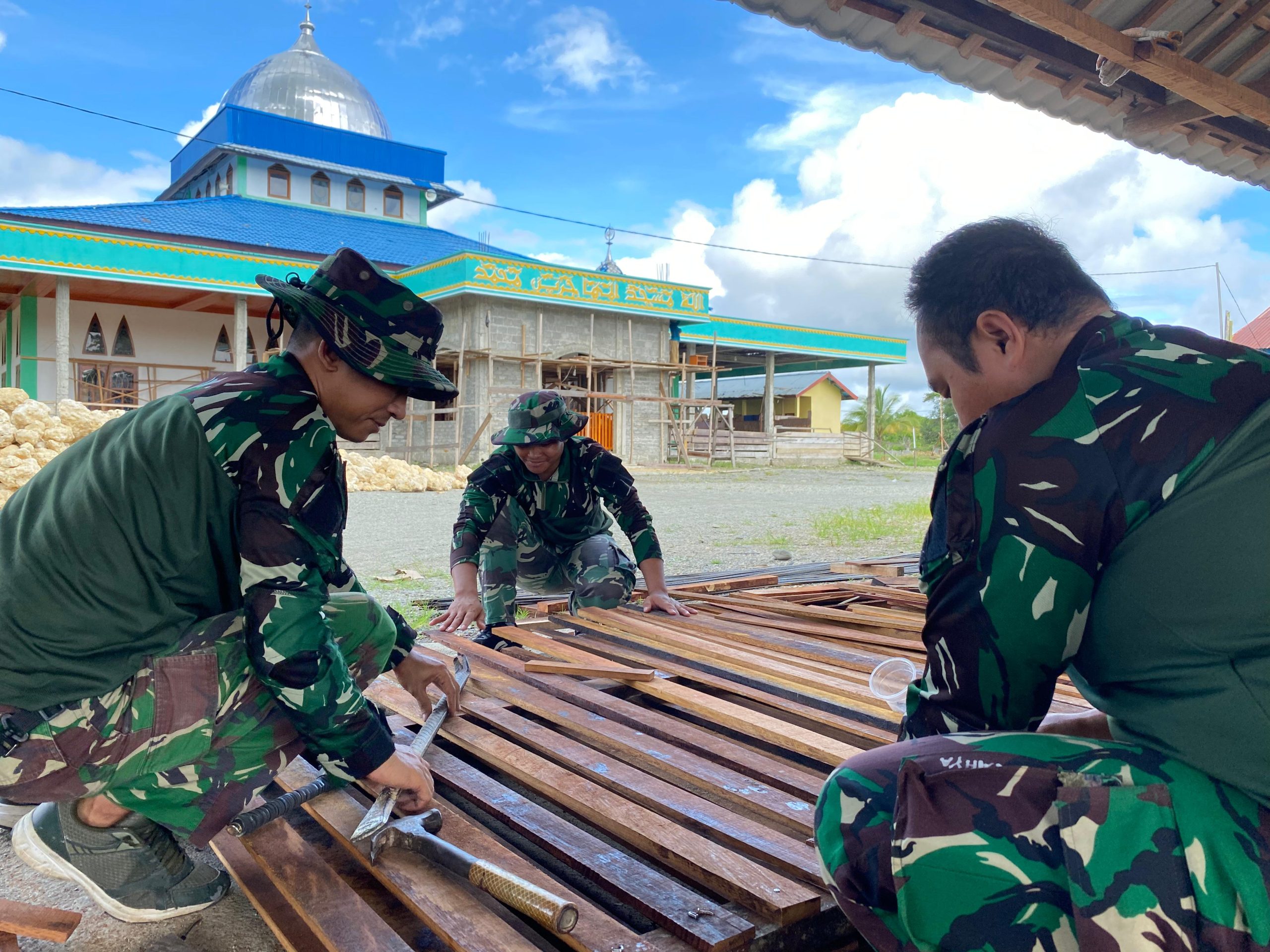 Manunggal Bersama Masyarakat, Satgas Yonif 512 QY Terlibat dalam Pembangunan Masjid di Distrik Senggi.