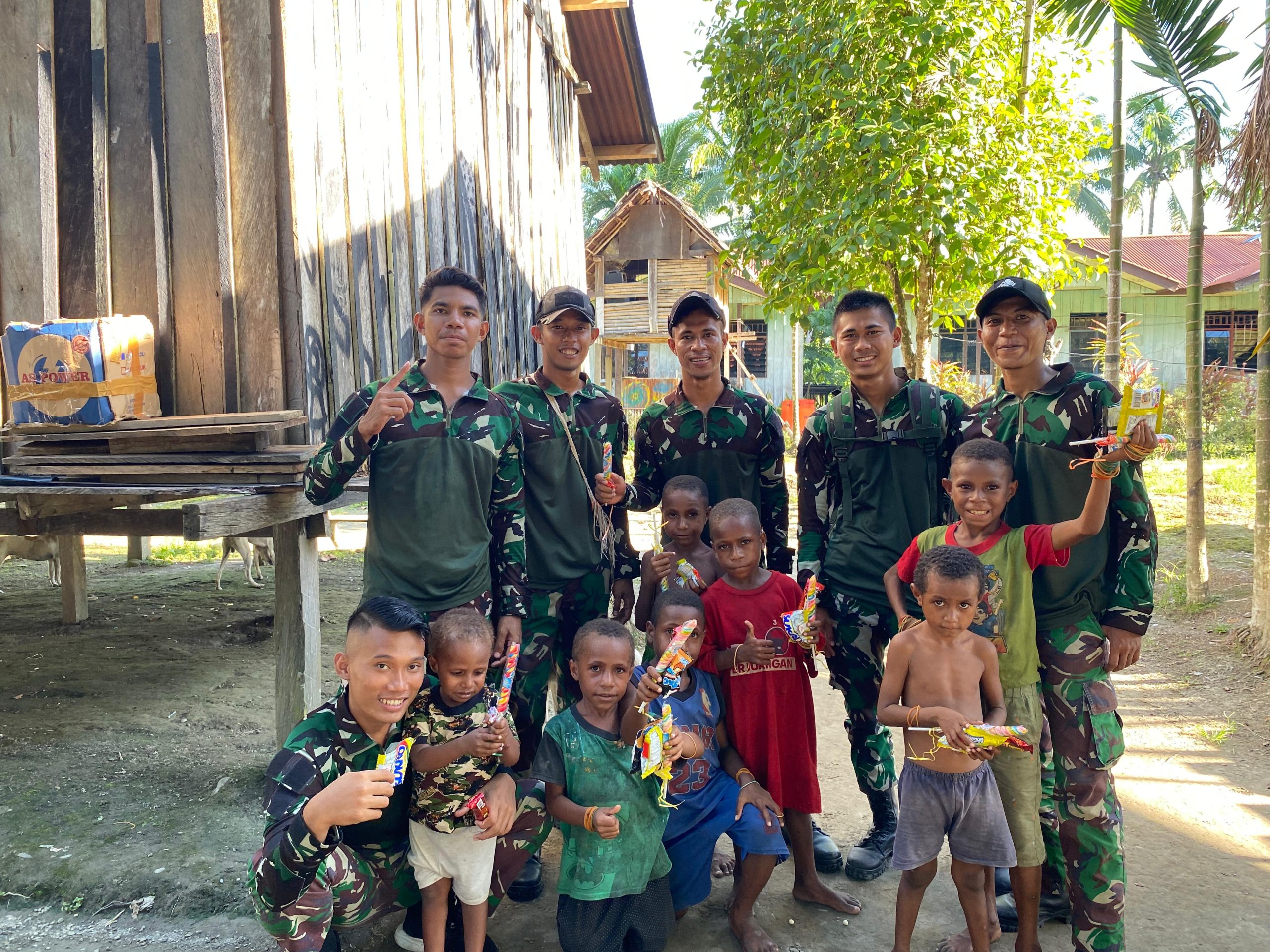 Kecerian dan Kedekatan Anak-anak Papua Bermain Bersama Satgas Yonif 512 QY di Distik Batom.