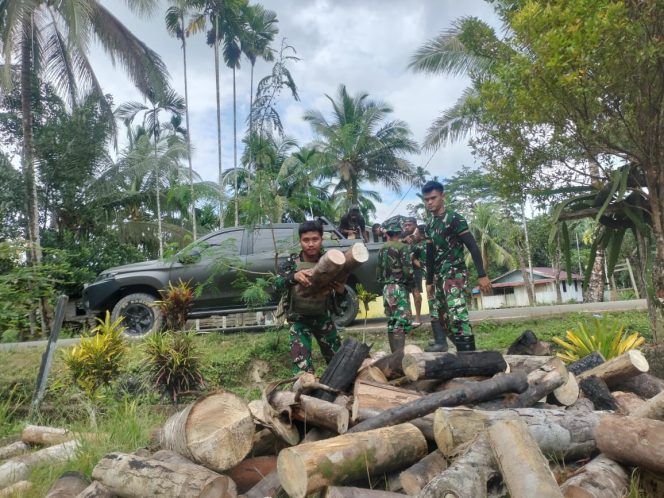 
					Pahami Kendala yang Dihadapi, Satgas Yonif 512 QY Bantu Cari Kayu Bakar untuk Warga di Kampung Ubrub.