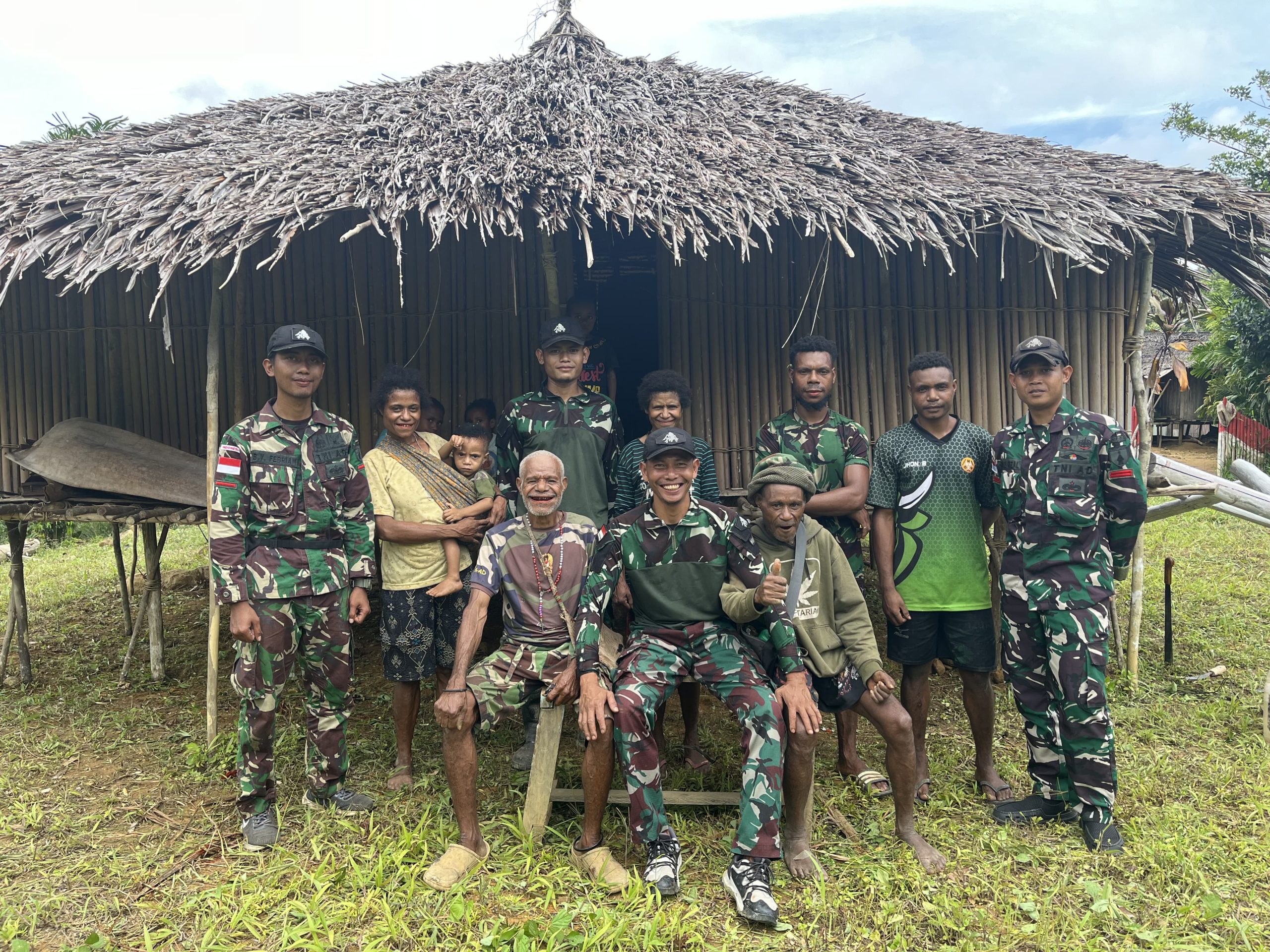 Wujudkan Kebersihan Lingkungan Rumah Adat, Satgas Yonif 512 QY Bersama Warga Gotong Royong di Kampung Tatakra.