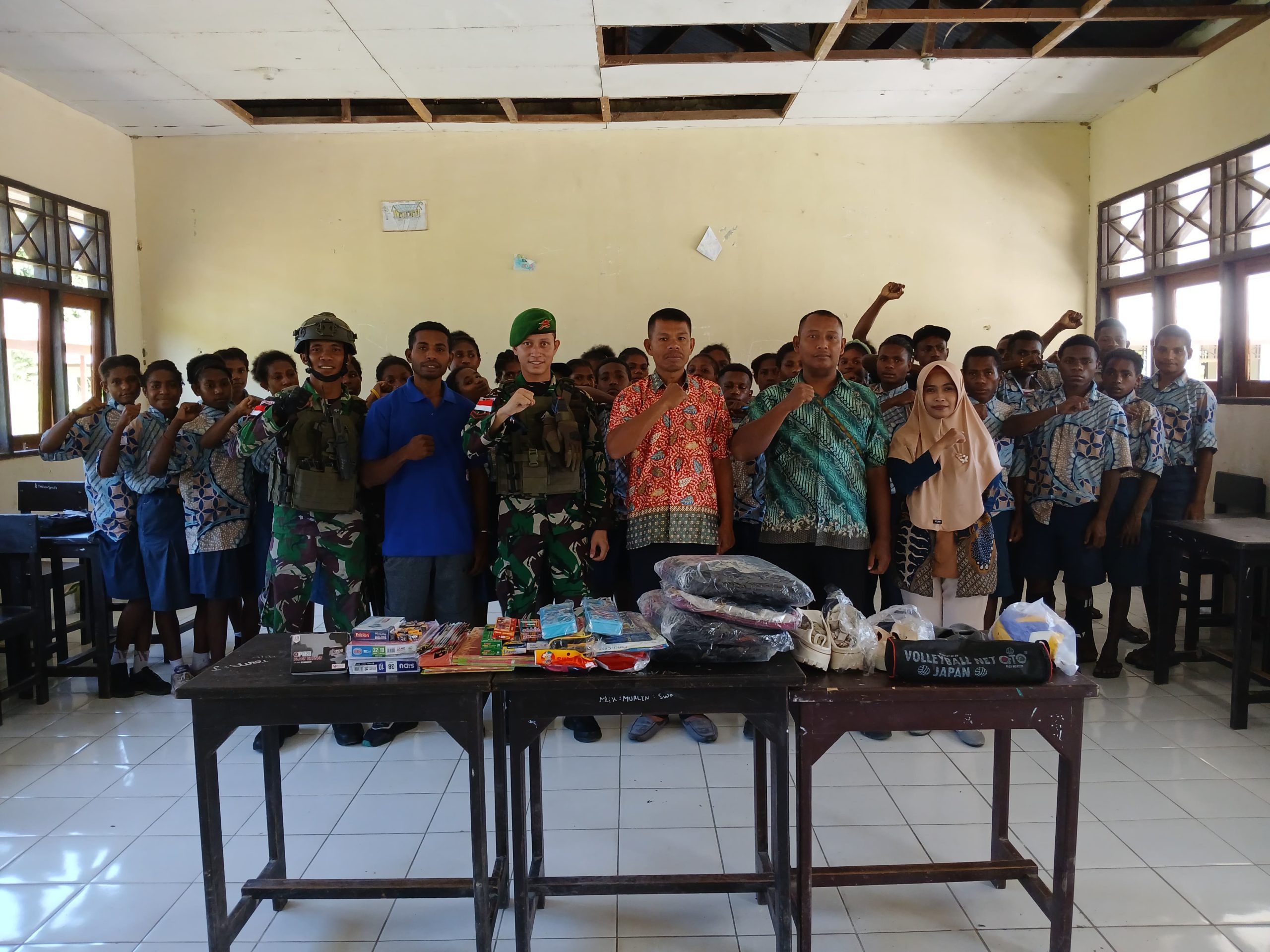 Tingkatkan Semangat Belajar Siswa, Satgas Yonif 512 QY Bagikan Alat Tulis di SMP Satu Atap Bompay.