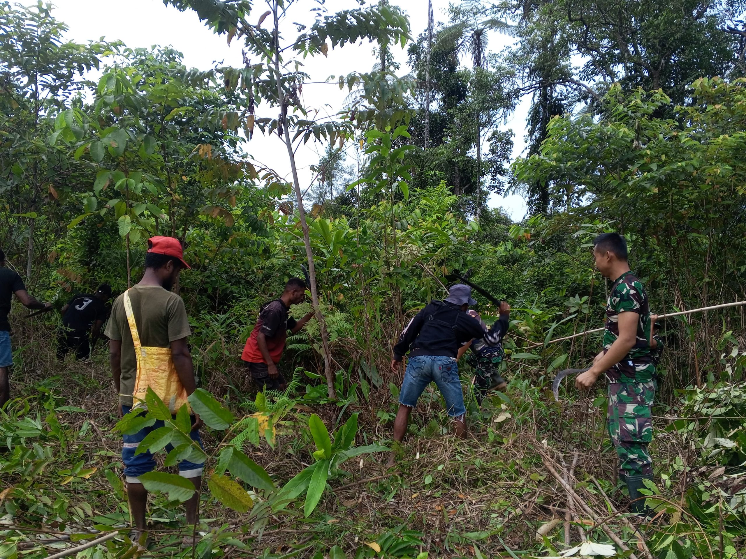 Peduli Lingkungan Bersih, Satgas Yonif 512 QY Bahu Membahu Bersama Masyarakat Bersihkan Lingkungan di Kampung Somografi.