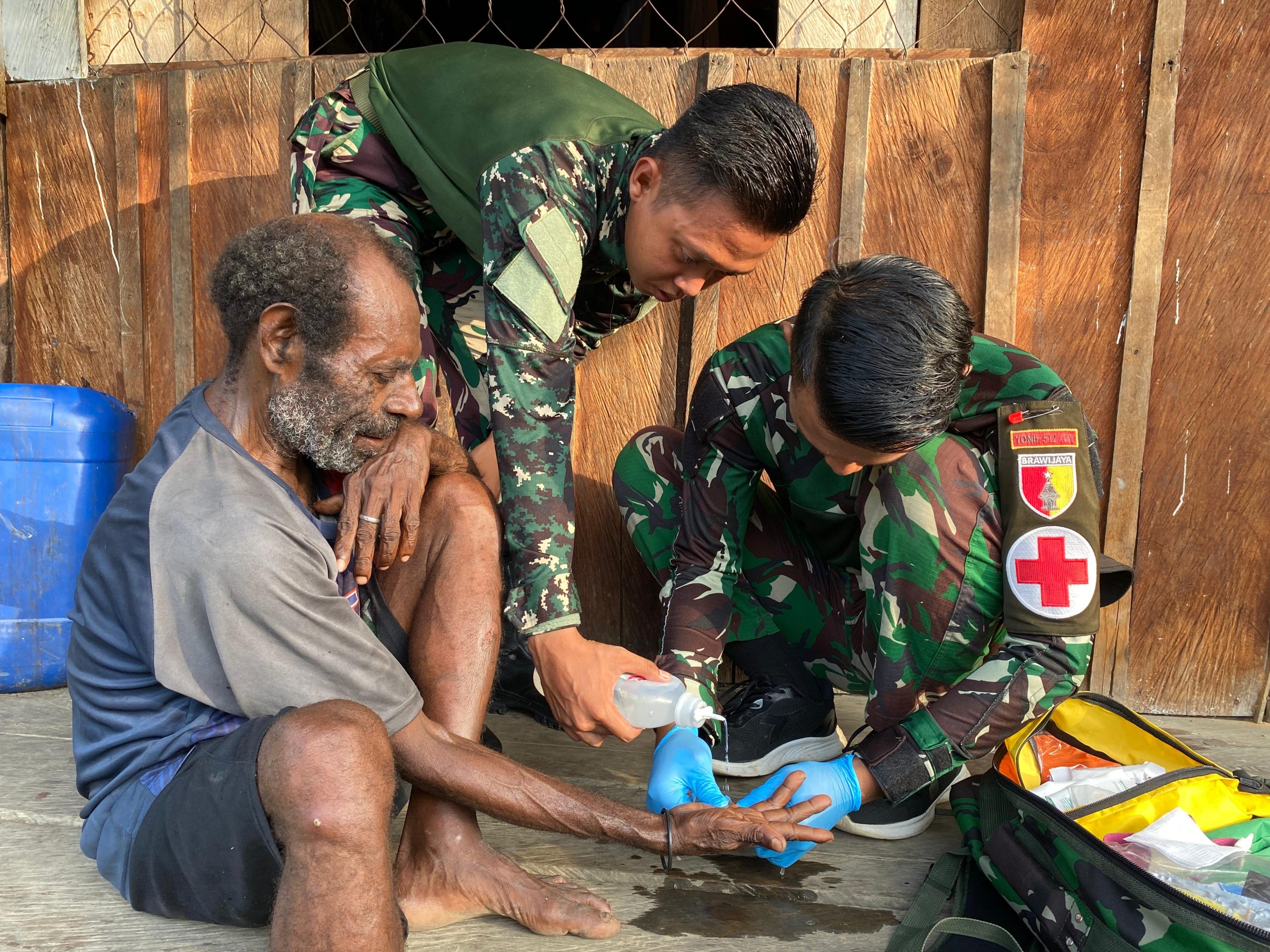 Gelar Kesehatan Keliling, Satgas Yonif 512 QY Memastikan Masyarakat dalam Keadaan Sehat di Distrik Batom.